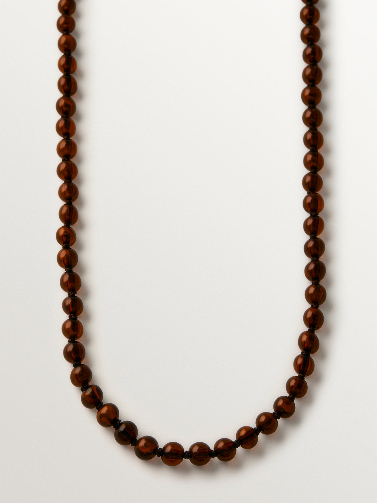 Collar bañado en oro amarillo de 18K con bolitas de resina marrón y cristales