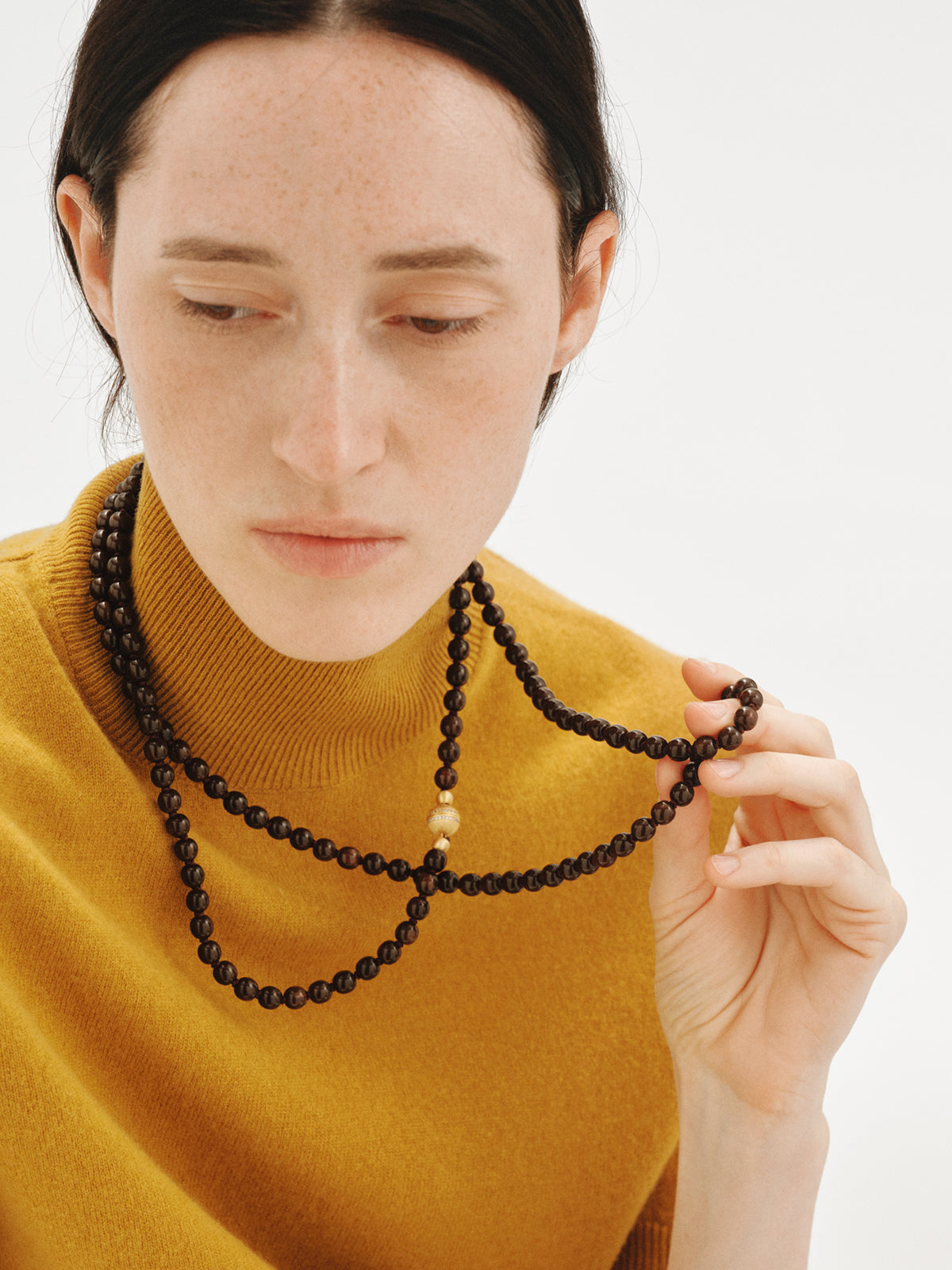 Collar bañado en oro amarillo de 18K con bolitas de resina marrón y cristales