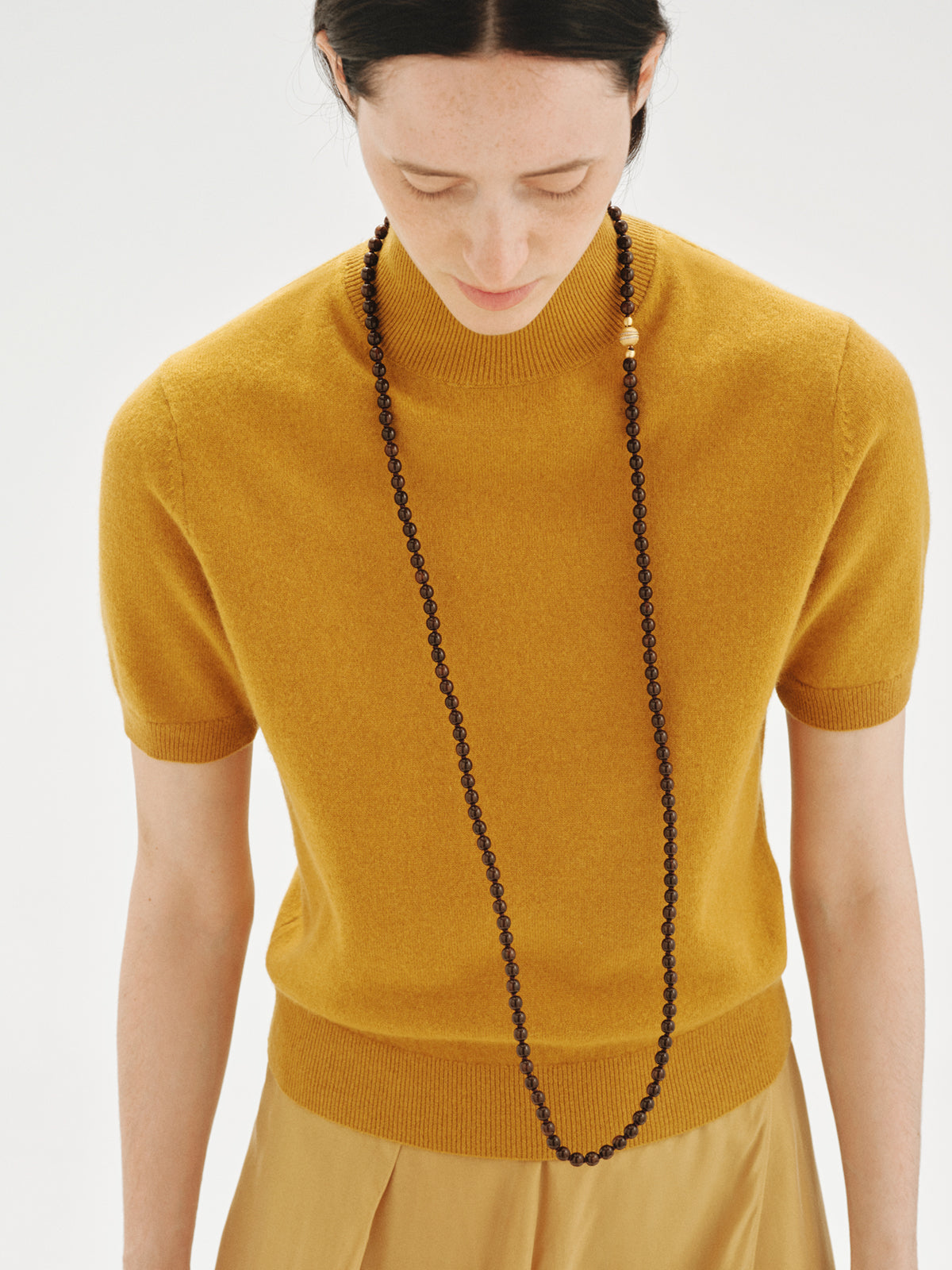 Collar bañado en oro amarillo de 18K con bolitas de resina marrón y cristales