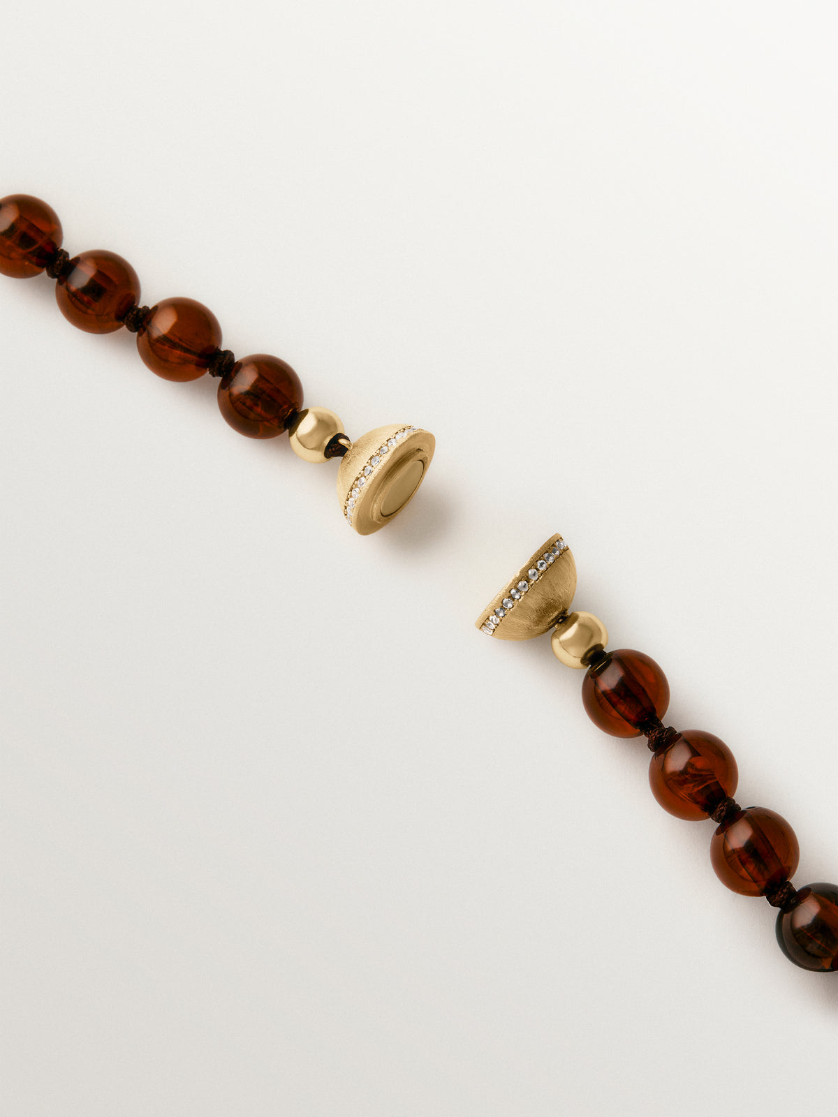 Collar bañado en oro amarillo de 18K con bolitas de resina marrón y cristales