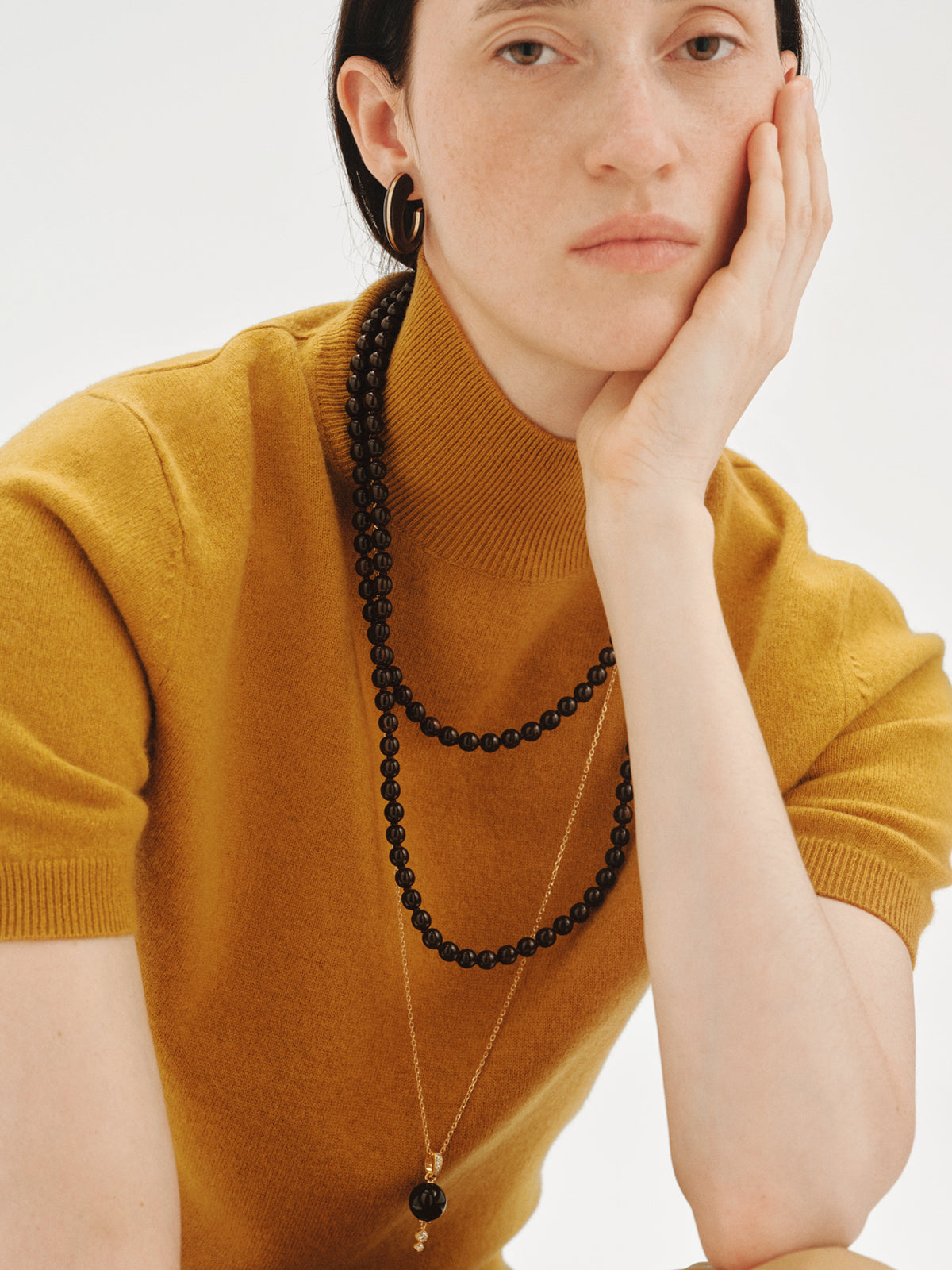 Collar bañado en oro amarillo de 18K con bolitas de resina marrón y cristales