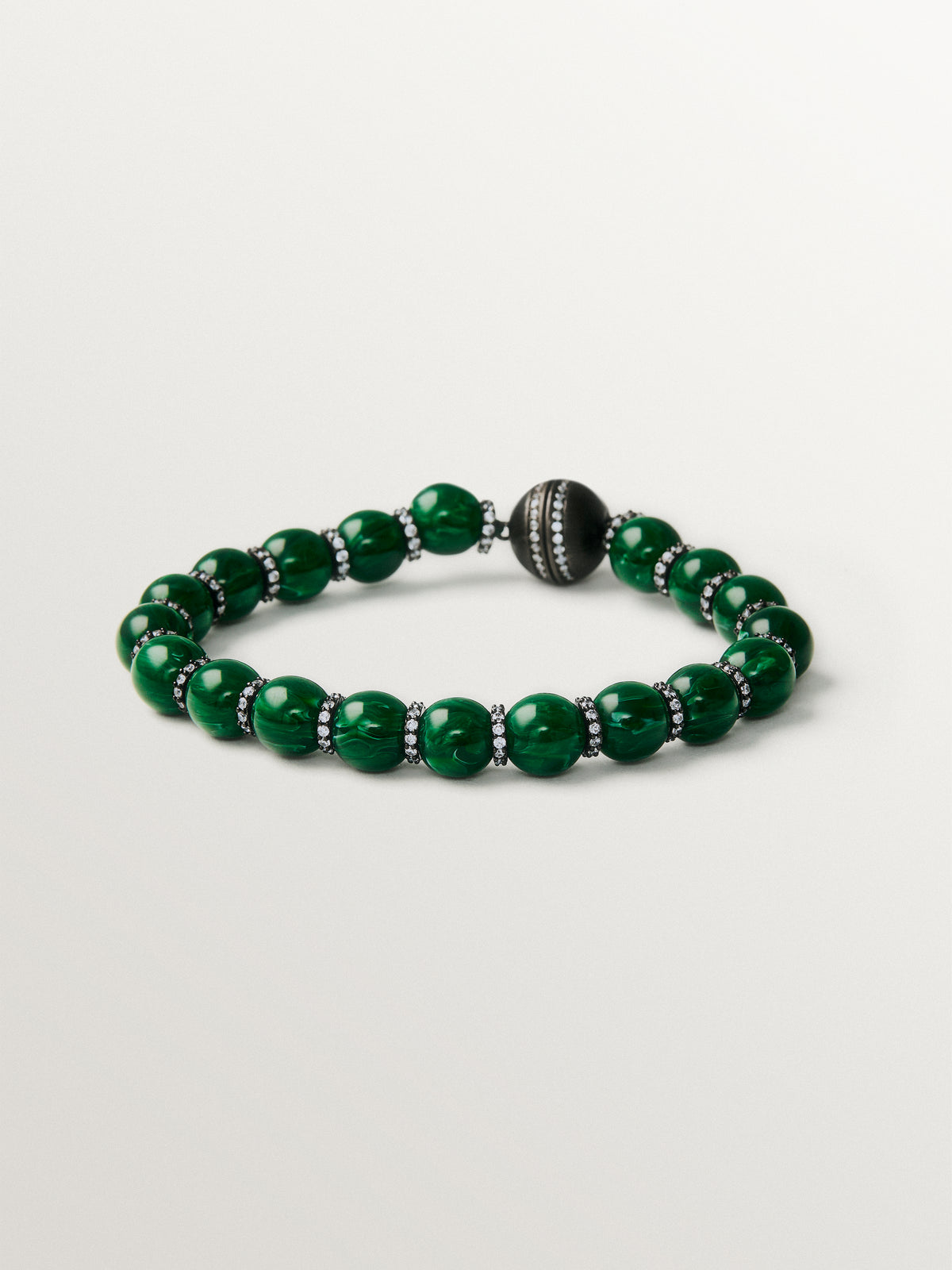 Pulsera con resina verde, cristales y motivos de esferas con acabado gunmetal
