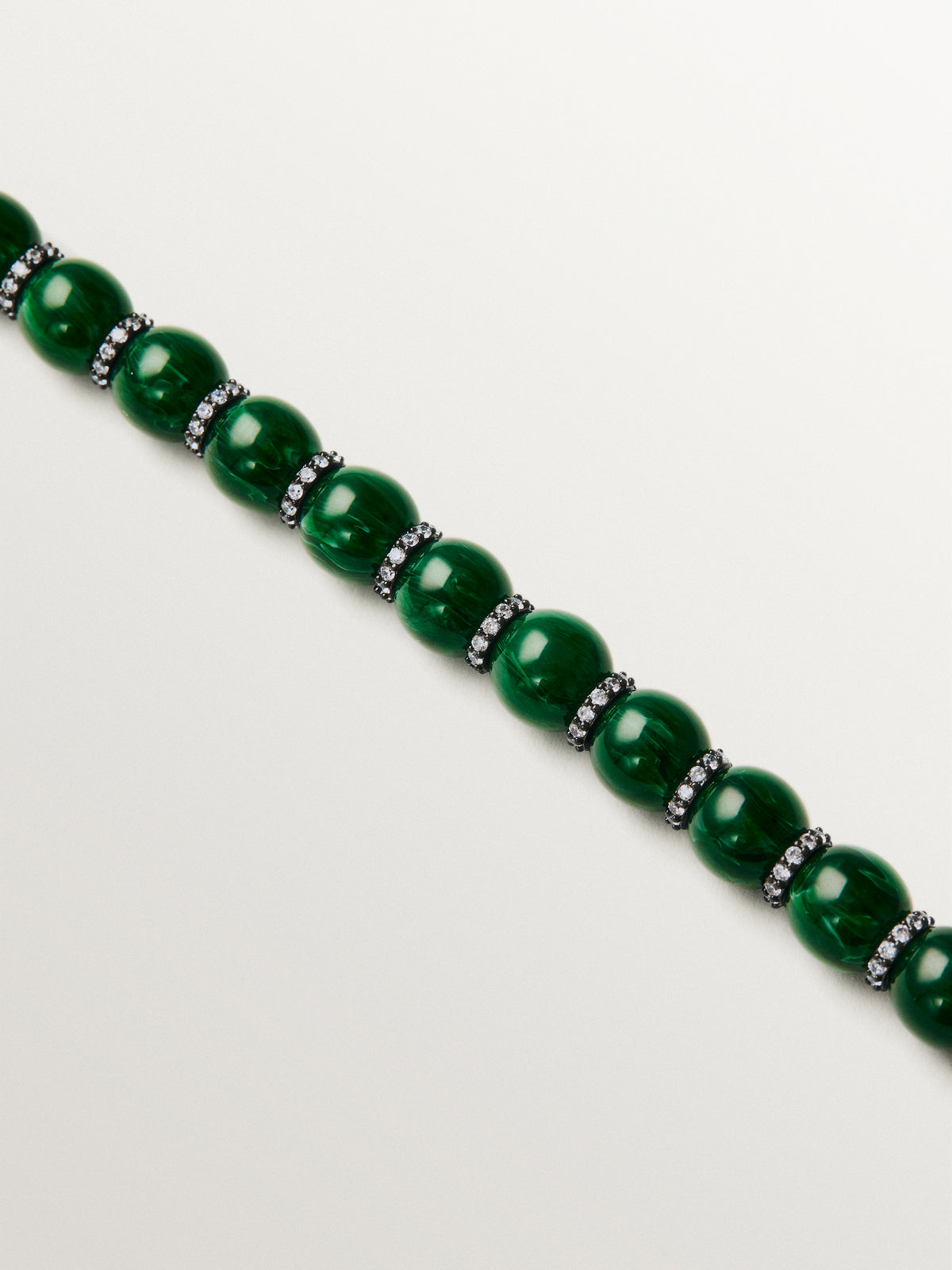 Pulsera con resina verde, cristales y motivos de esferas con acabado gunmetal