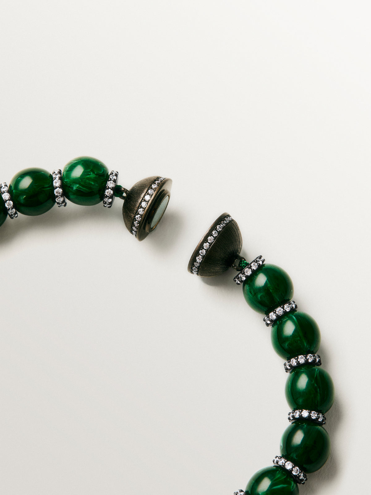 Pulsera con resina verde, cristales y motivos de esferas con acabado gunmetal