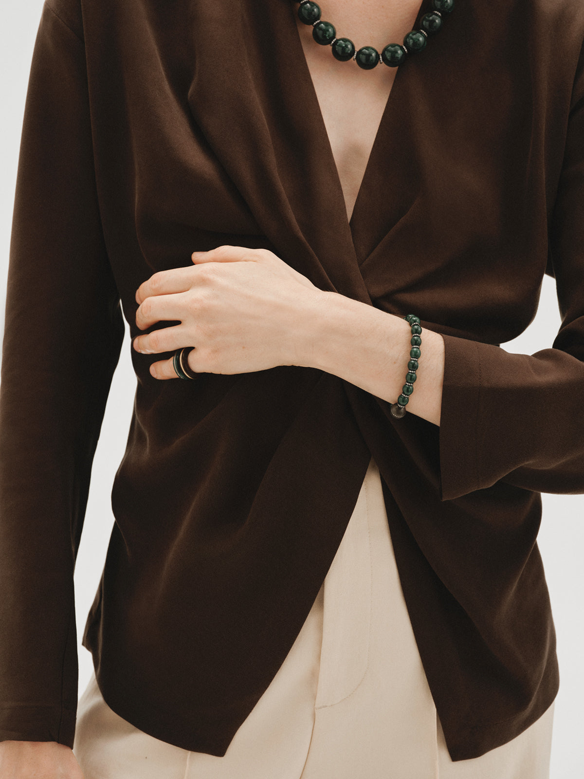 Pulsera con resina verde, cristales y motivos de esferas con acabado gunmetal