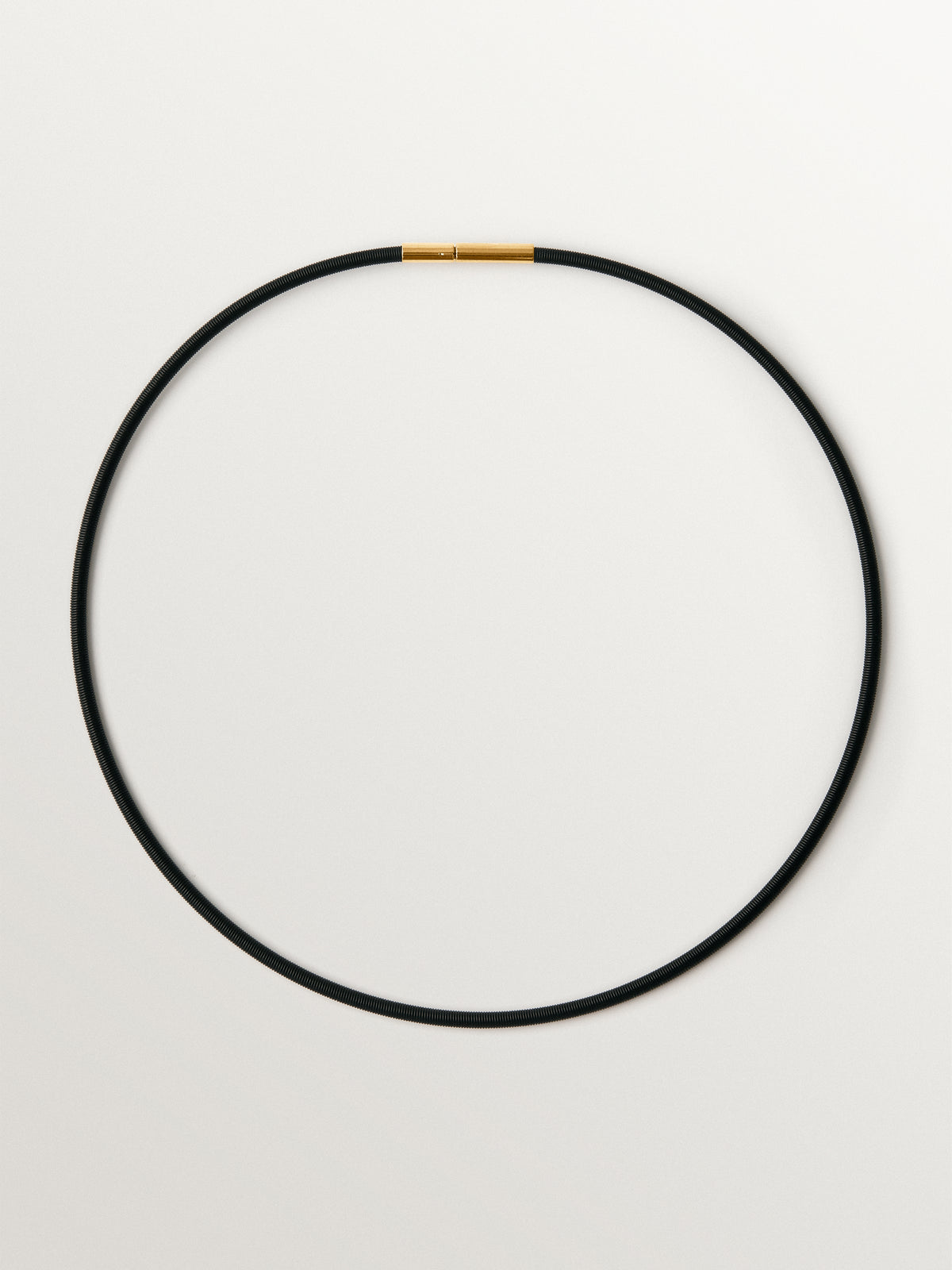 Cadena de acero inoxidable de color negro de 42cm bañada en oro amarillo de 18K