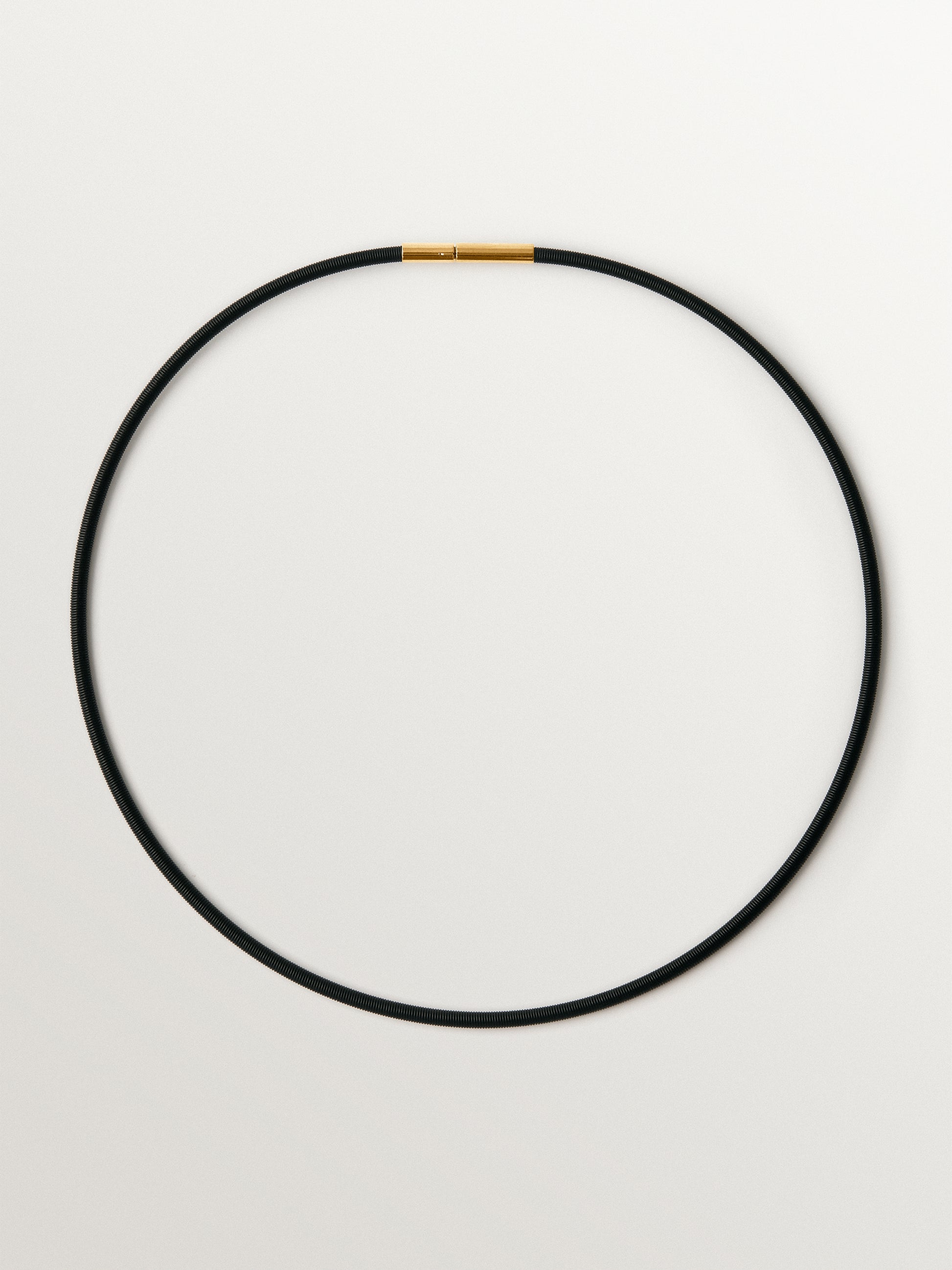 Cadena de acero inoxidable de color negro de 42cm bañada en oro amarillo de 18K