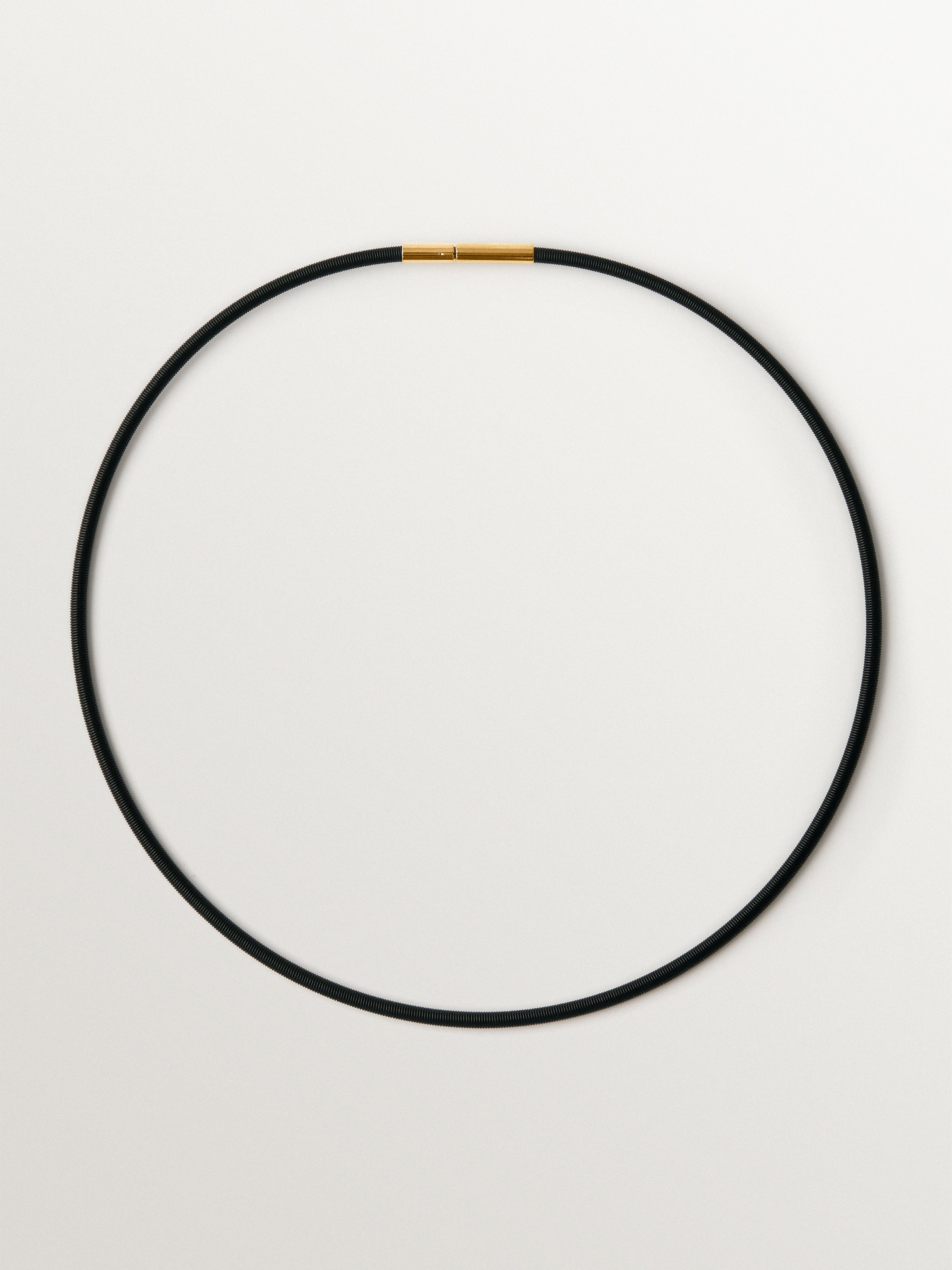 Cadena de acero inoxidable de color negro de 42cm bañada en oro amarillo de 18K