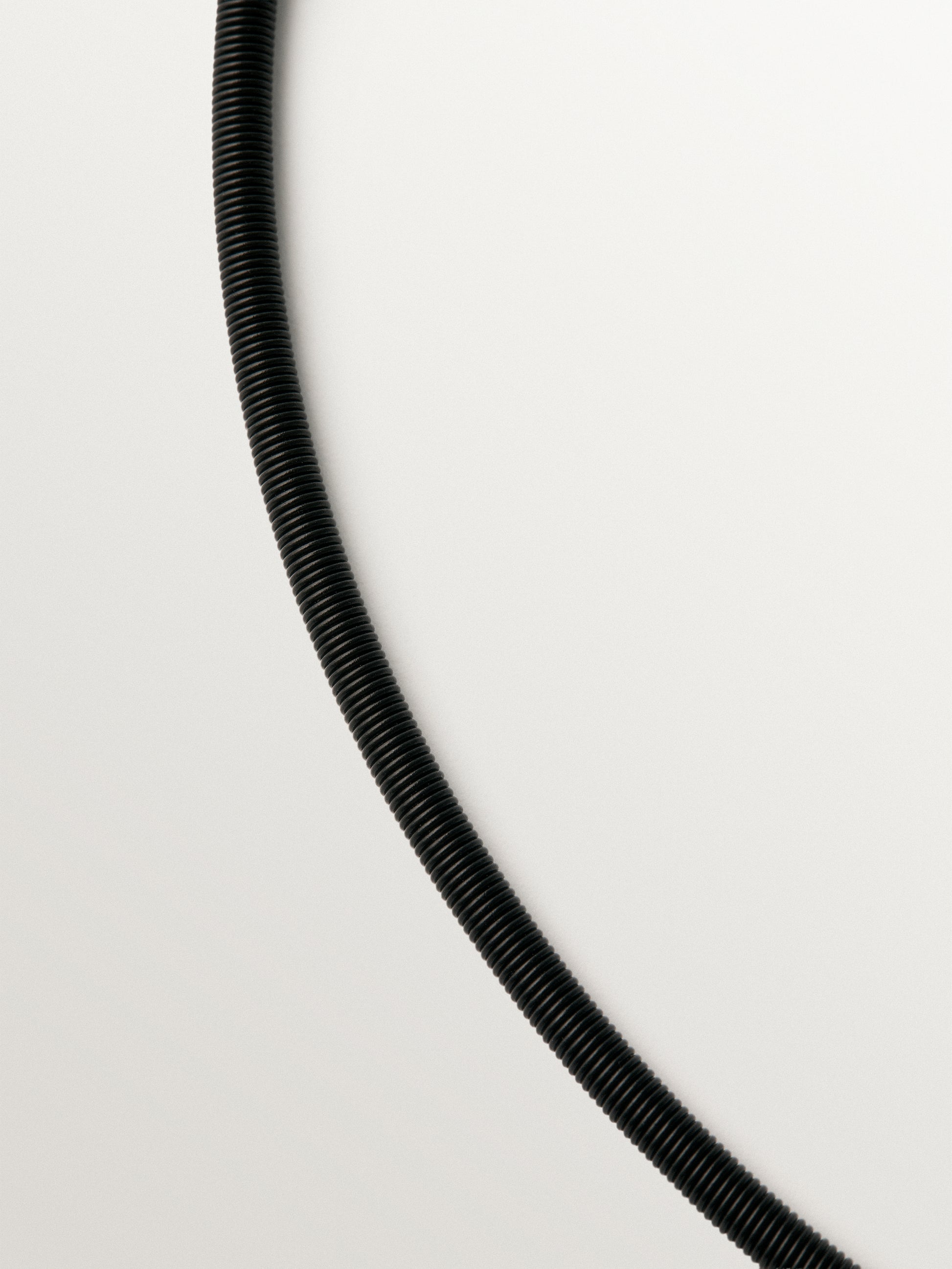 Cadena de acero inoxidable de color negro de 42cm bañada en oro amarillo de 18K