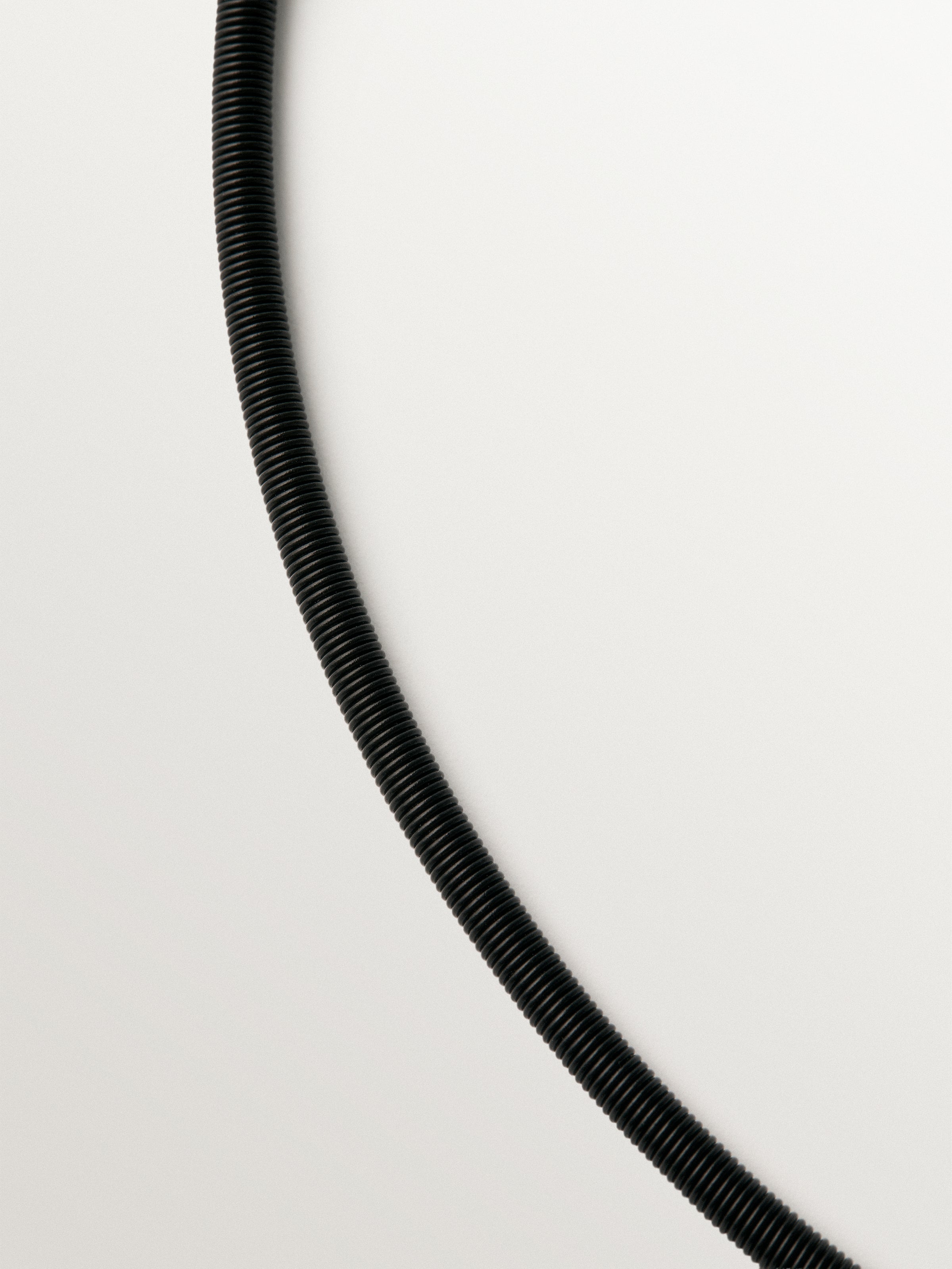 Cadena de acero inoxidable de color negro de 42cm bañada en oro amarillo de 18K