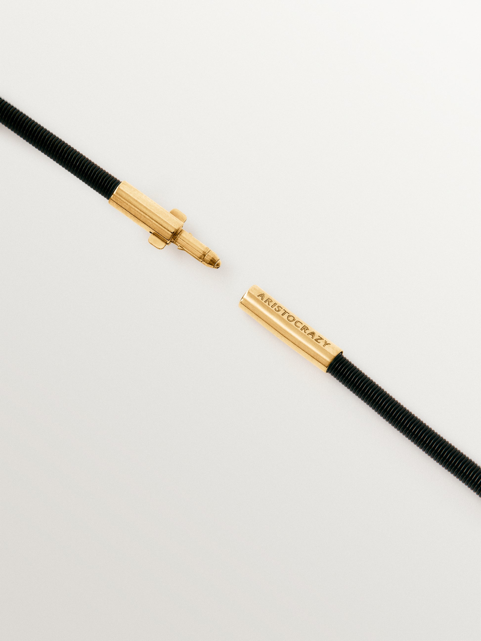 Cadena de acero inoxidable de color negro de 42cm bañada en oro amarillo de 18K