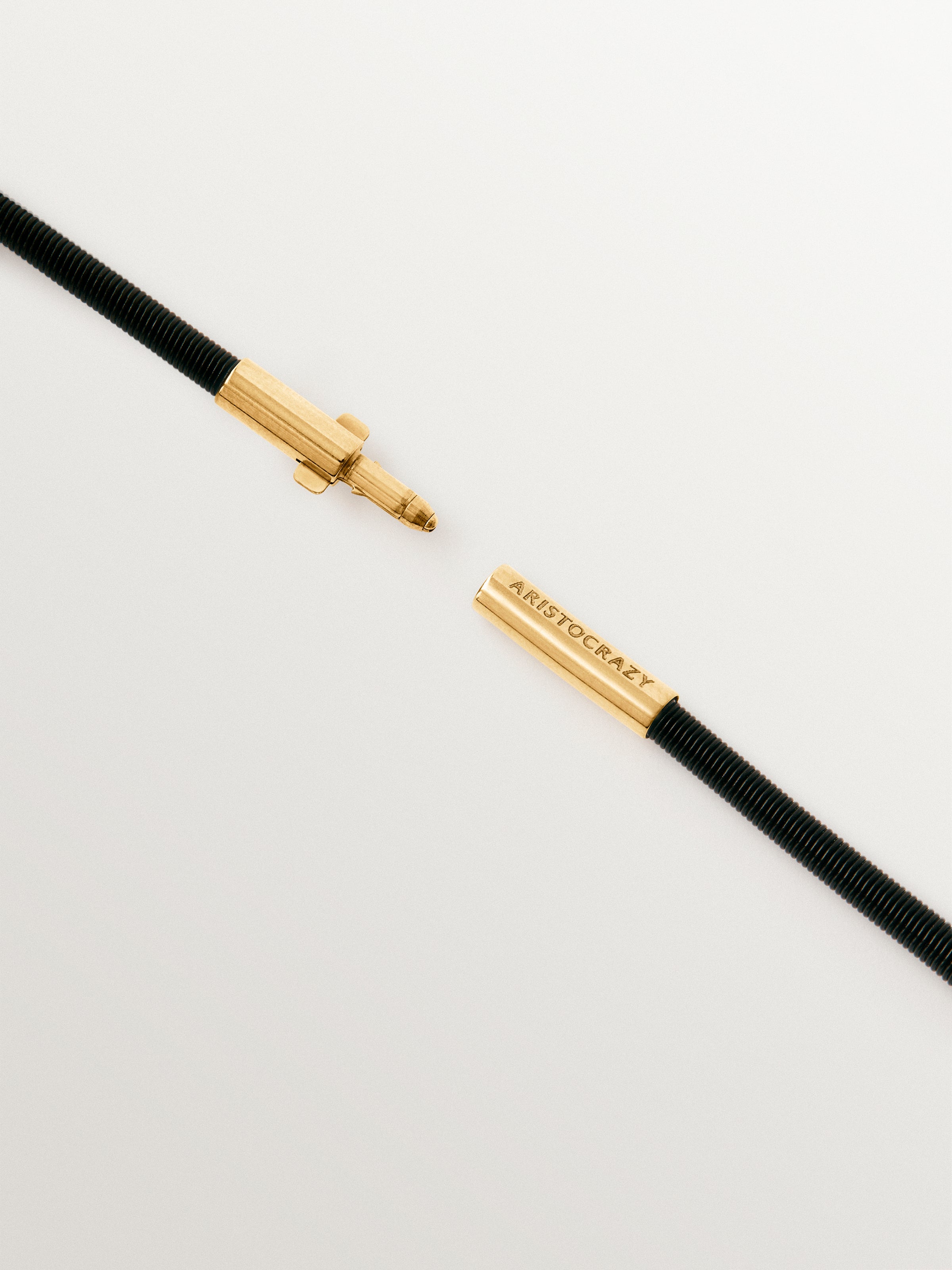 Cadena de acero inoxidable de color negro de 42cm bañada en oro amarillo de 18K