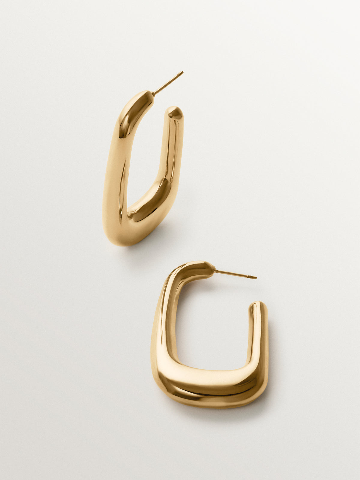 Pendientes de aro grandes bañados en oro amarillo con forma rectangular
