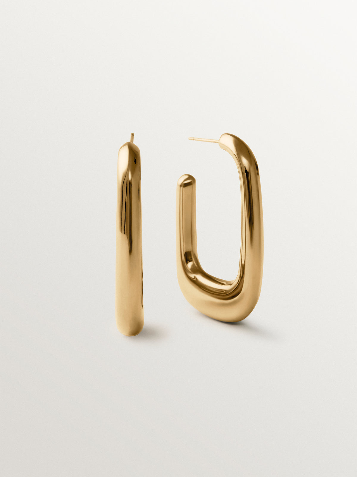 Pendientes de aro grandes bañados en oro amarillo con forma rectangular