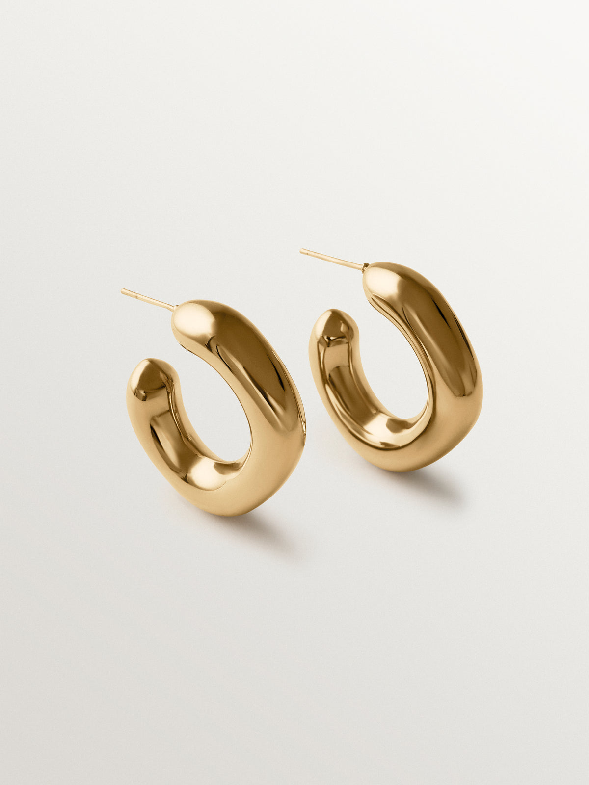 Pendientes de aro pequeños bañados en oro amarillo con forma cuadrada