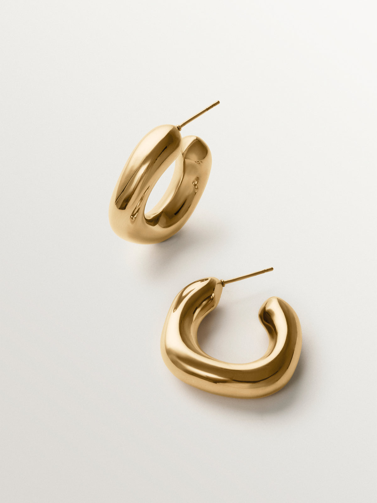 Pendientes de aro pequeños bañados en oro amarillo con forma cuadrada
