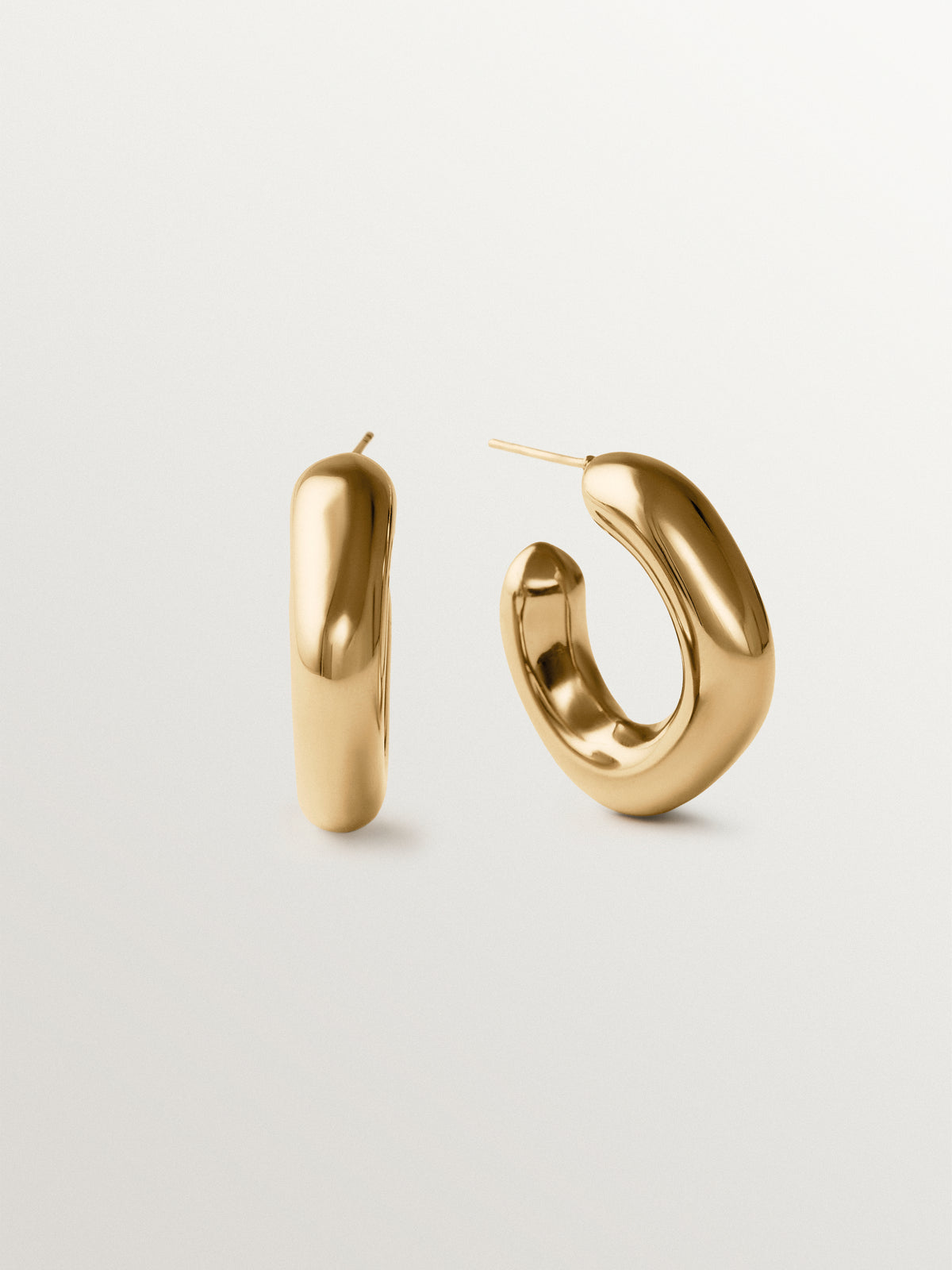 Pendientes de aro pequeños bañados en oro amarillo con forma cuadrada