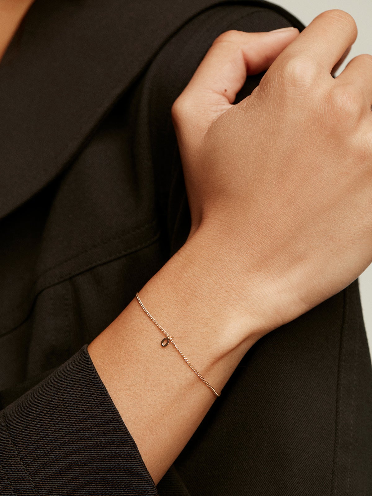 Charm de oro amarillo de 14K con número 0