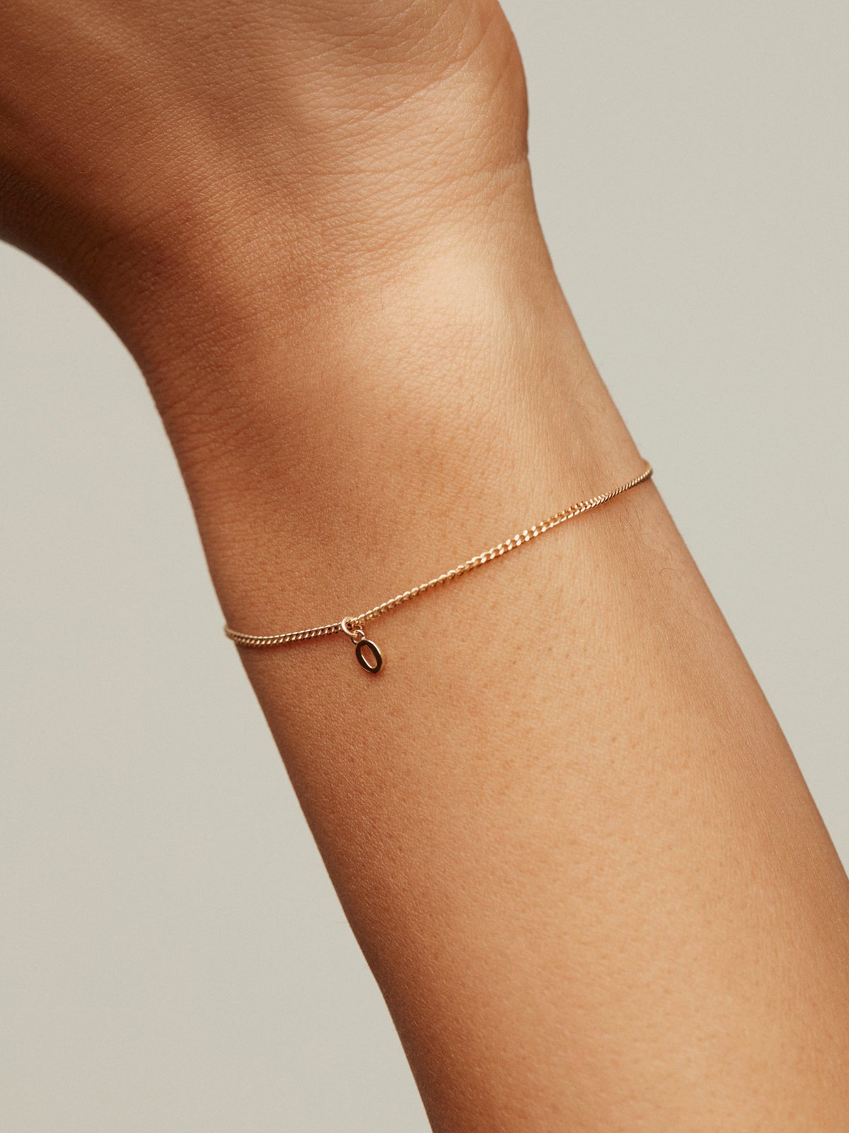 Charm de oro amarillo de 14K con número 0