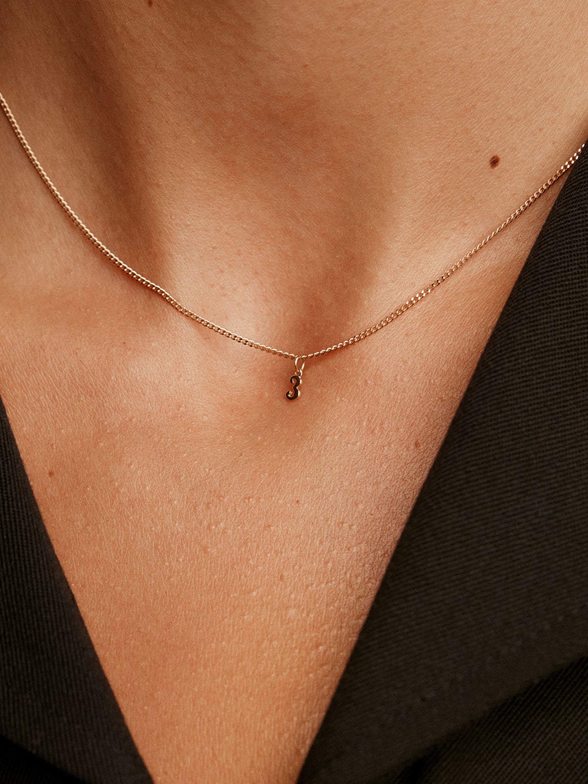 Charm de oro amarillo de 14K con número 3