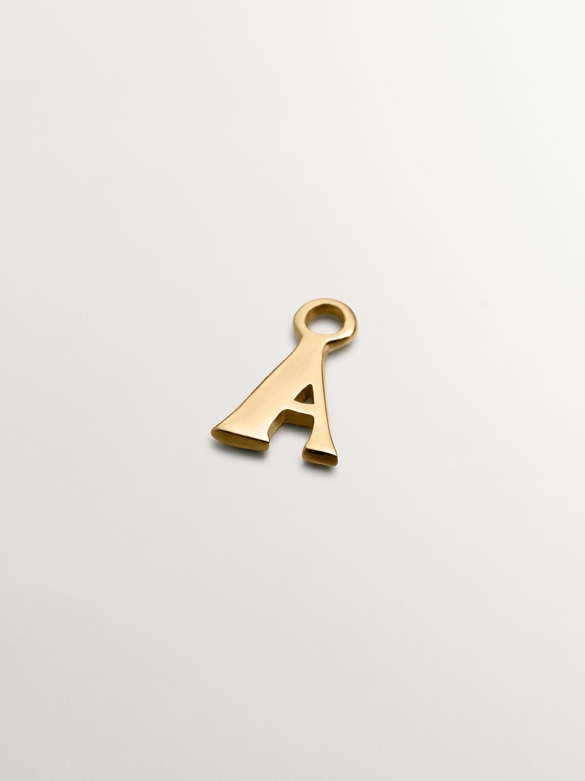 Charm de oro amarillo de 14K con letra A