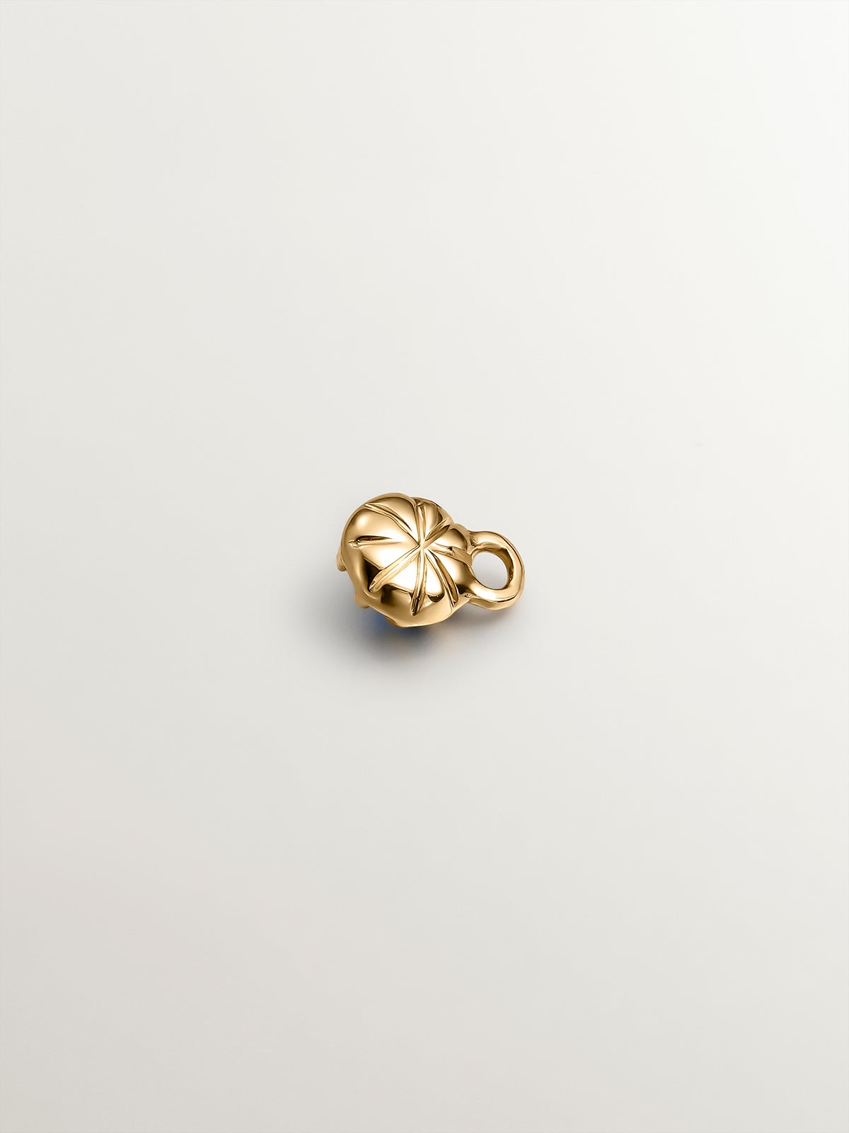 Charm de oro amarillo de 14K con zafiro azul