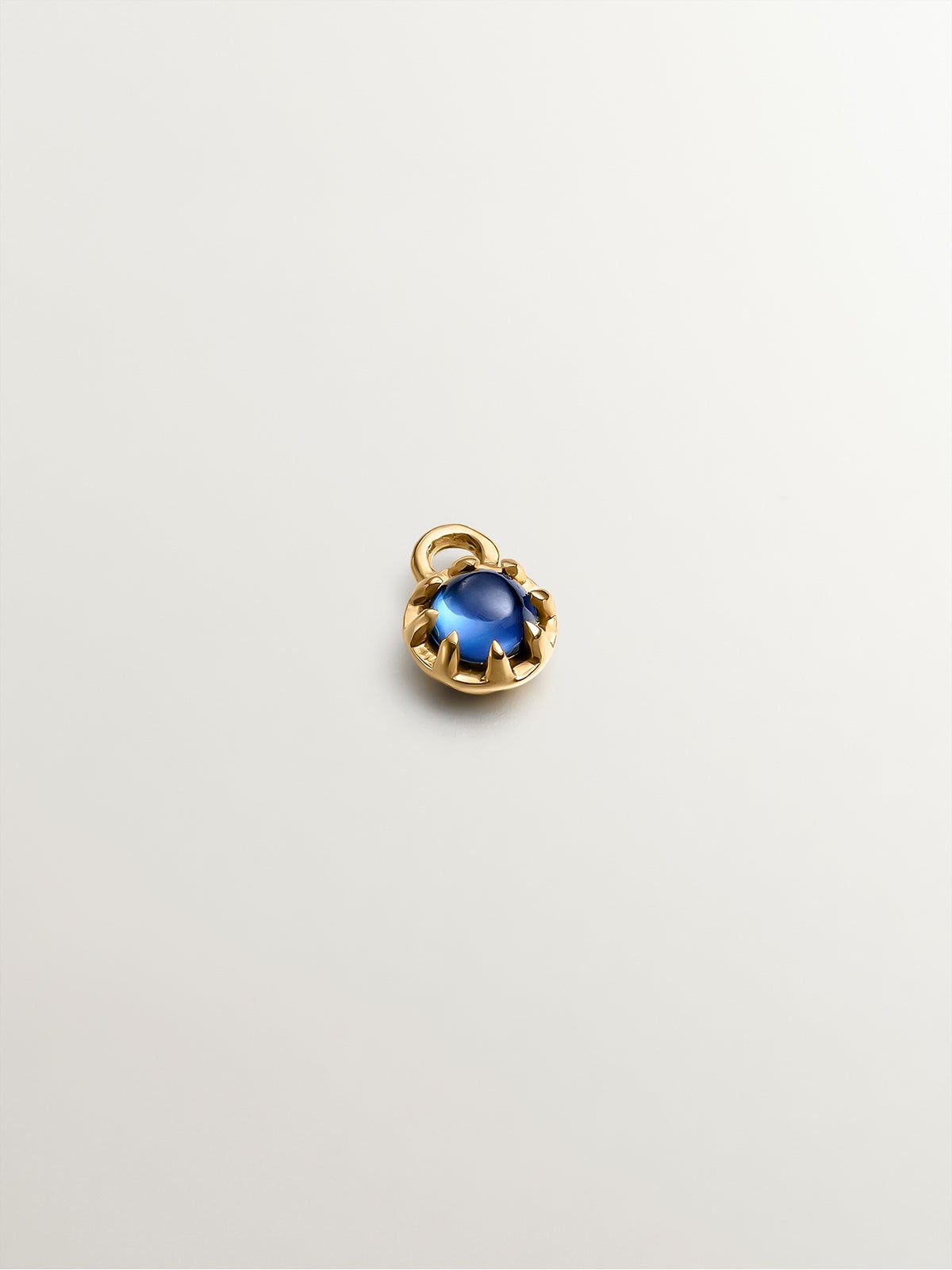 Charm de oro amarillo de 14K con zafiro azul