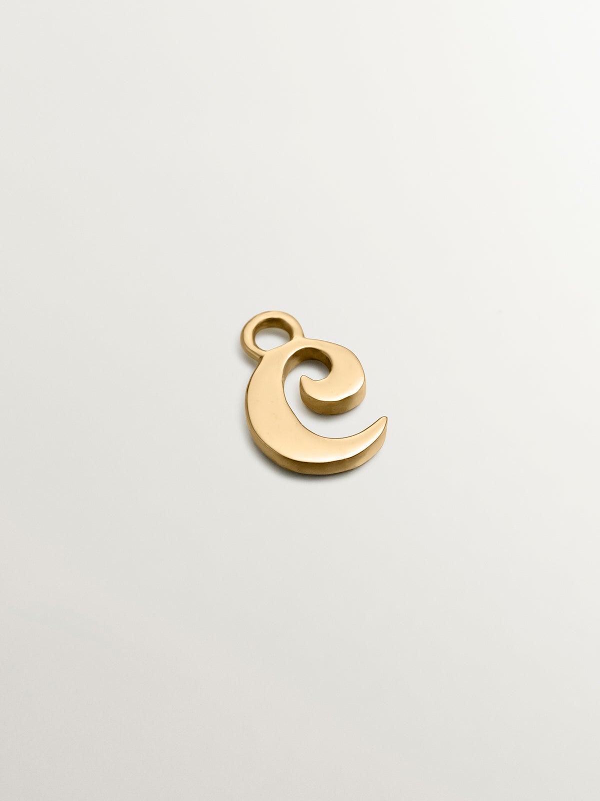 Charm de oro amarillo de 14K con letra C