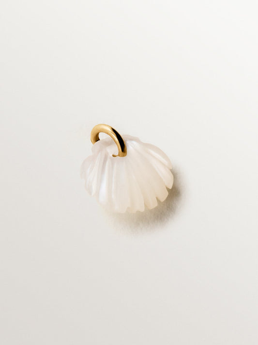 Charm de oro amarillo de 14K con perla madre