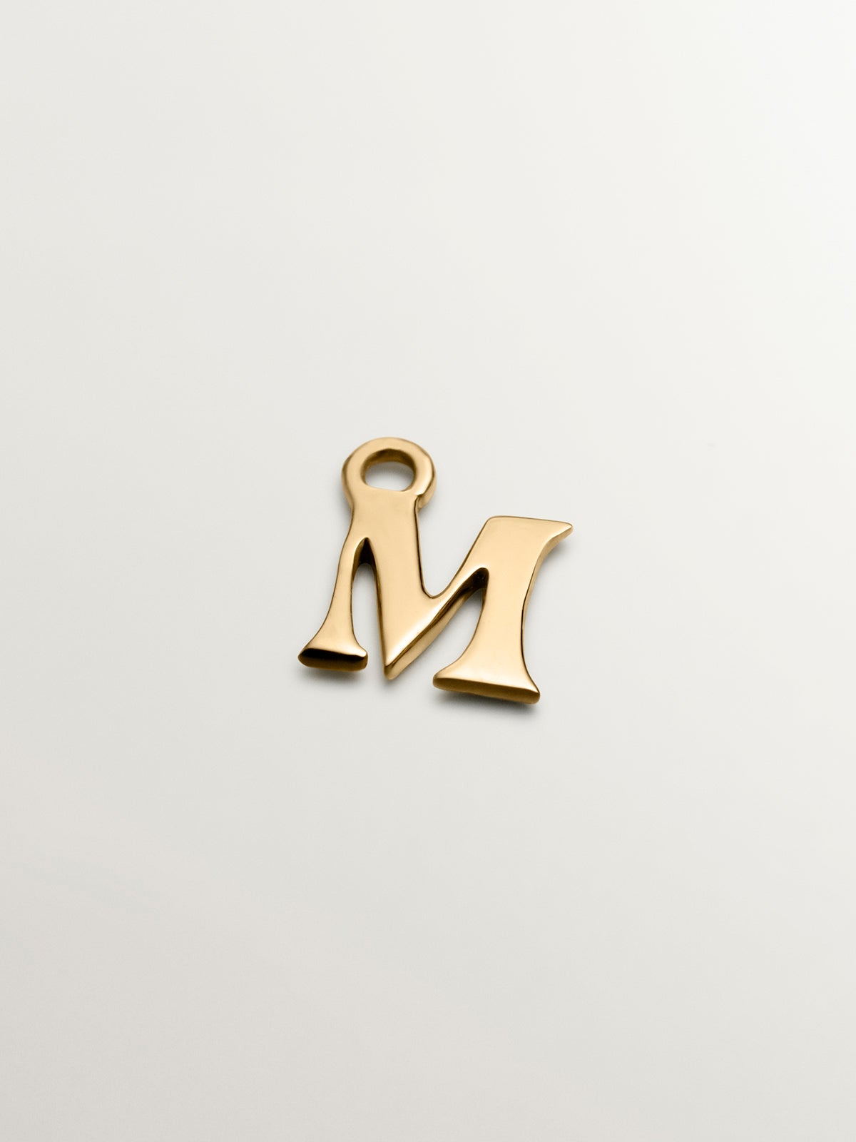 Charm de oro amarillo de 14K con letra M
