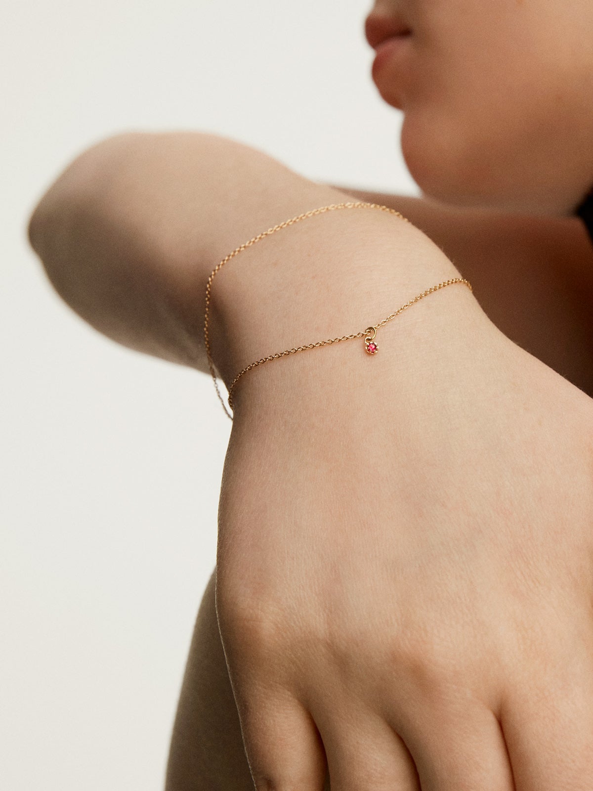Charm de oro amarillo de 14K con rubí