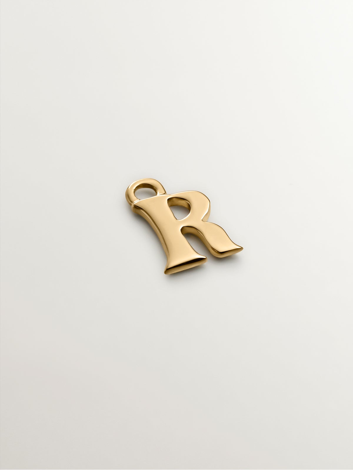 Charm de oro amarillo de 14K con letra R