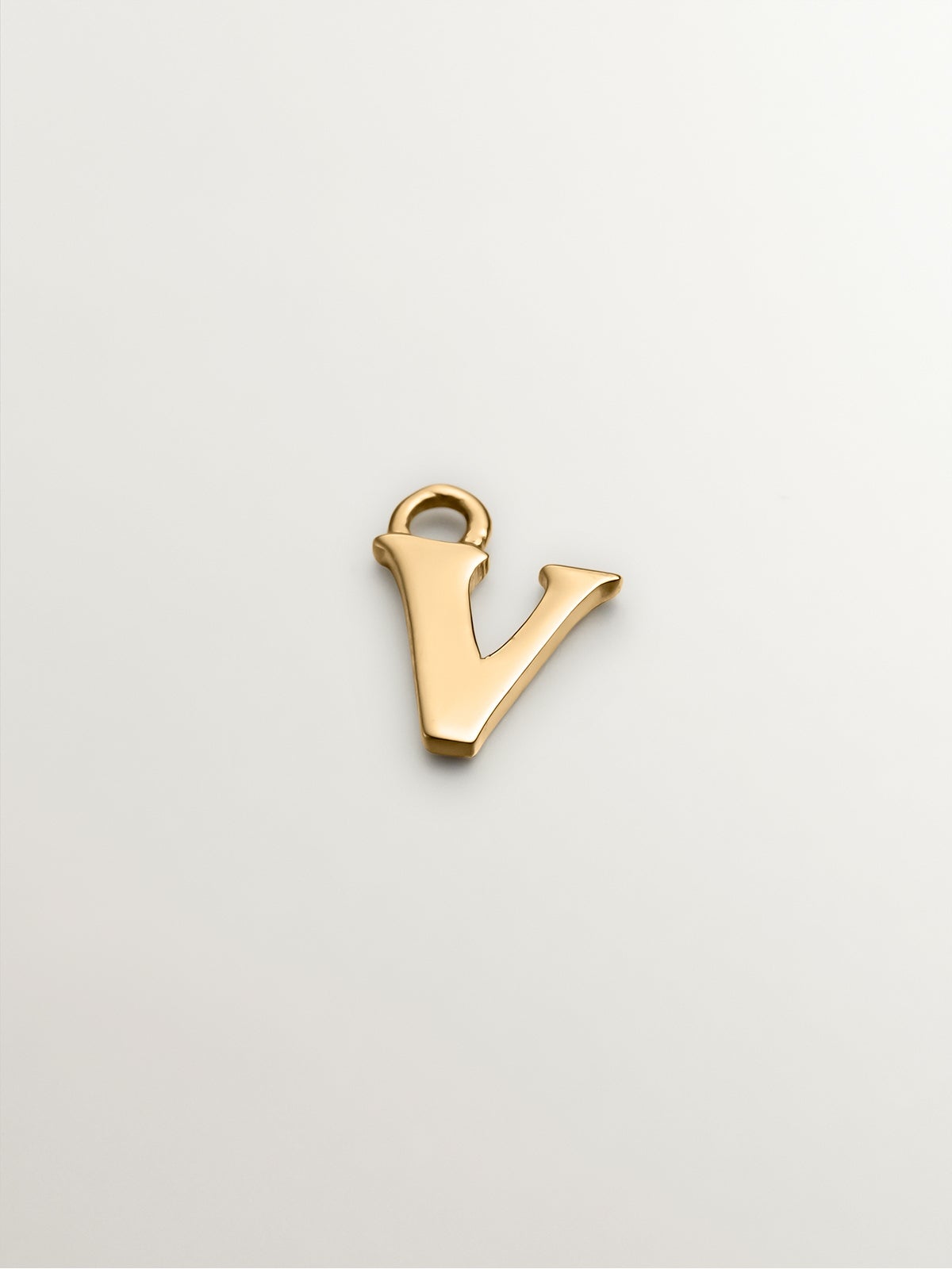 Charm de oro amarillo de 14K con letra V