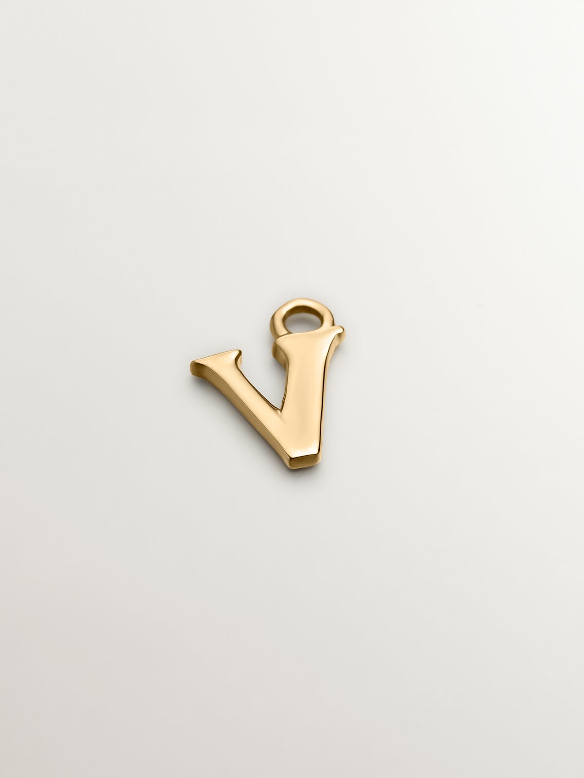 Charm de oro amarillo de 14K con letra V