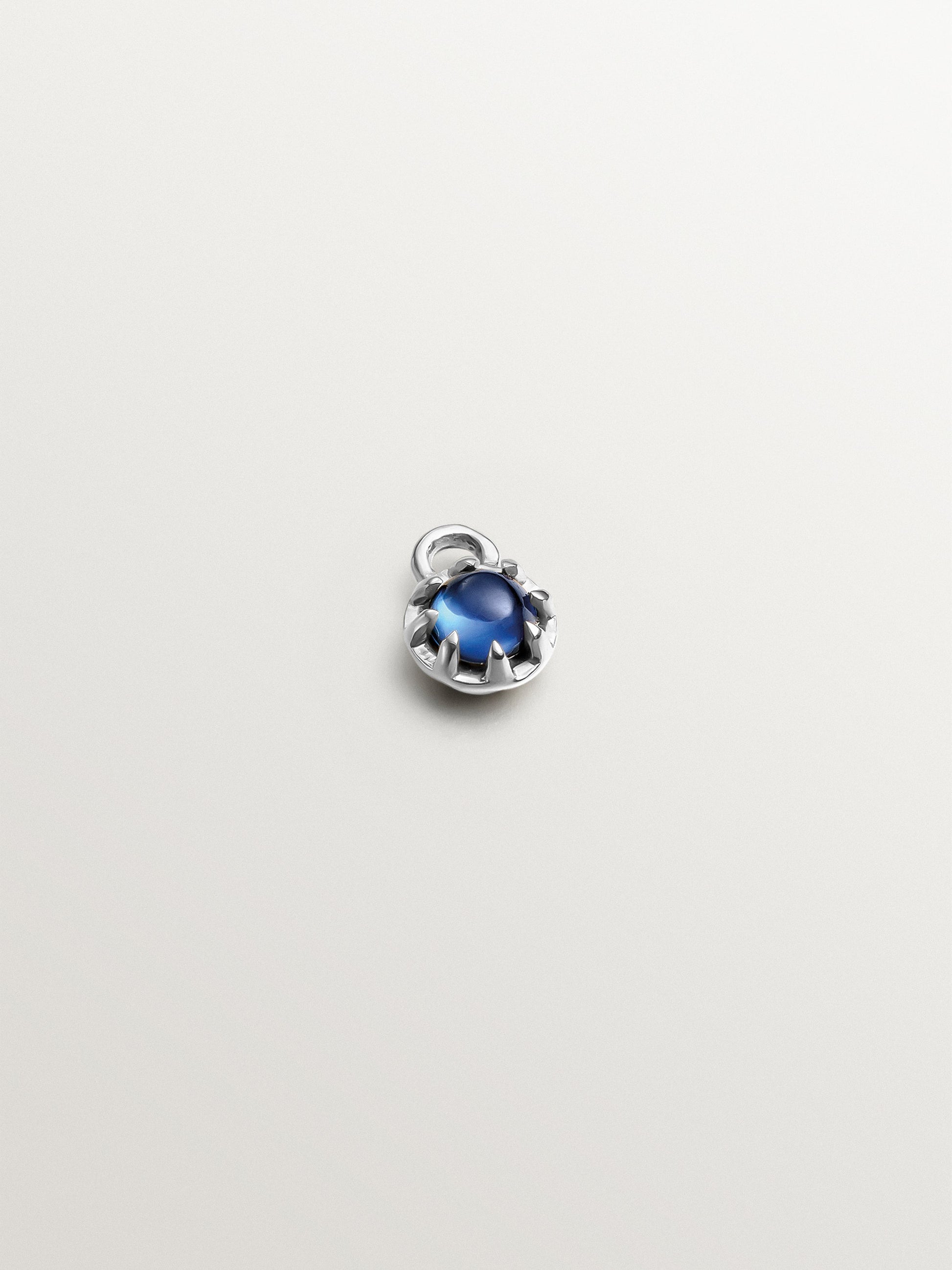 Charm de oro blanco 14K con zafiro azul