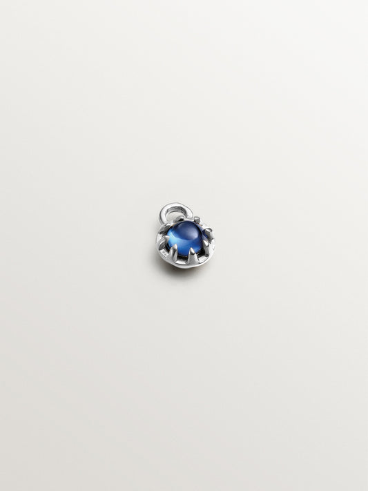 Charm de oro blanco 14K con zafiro azul