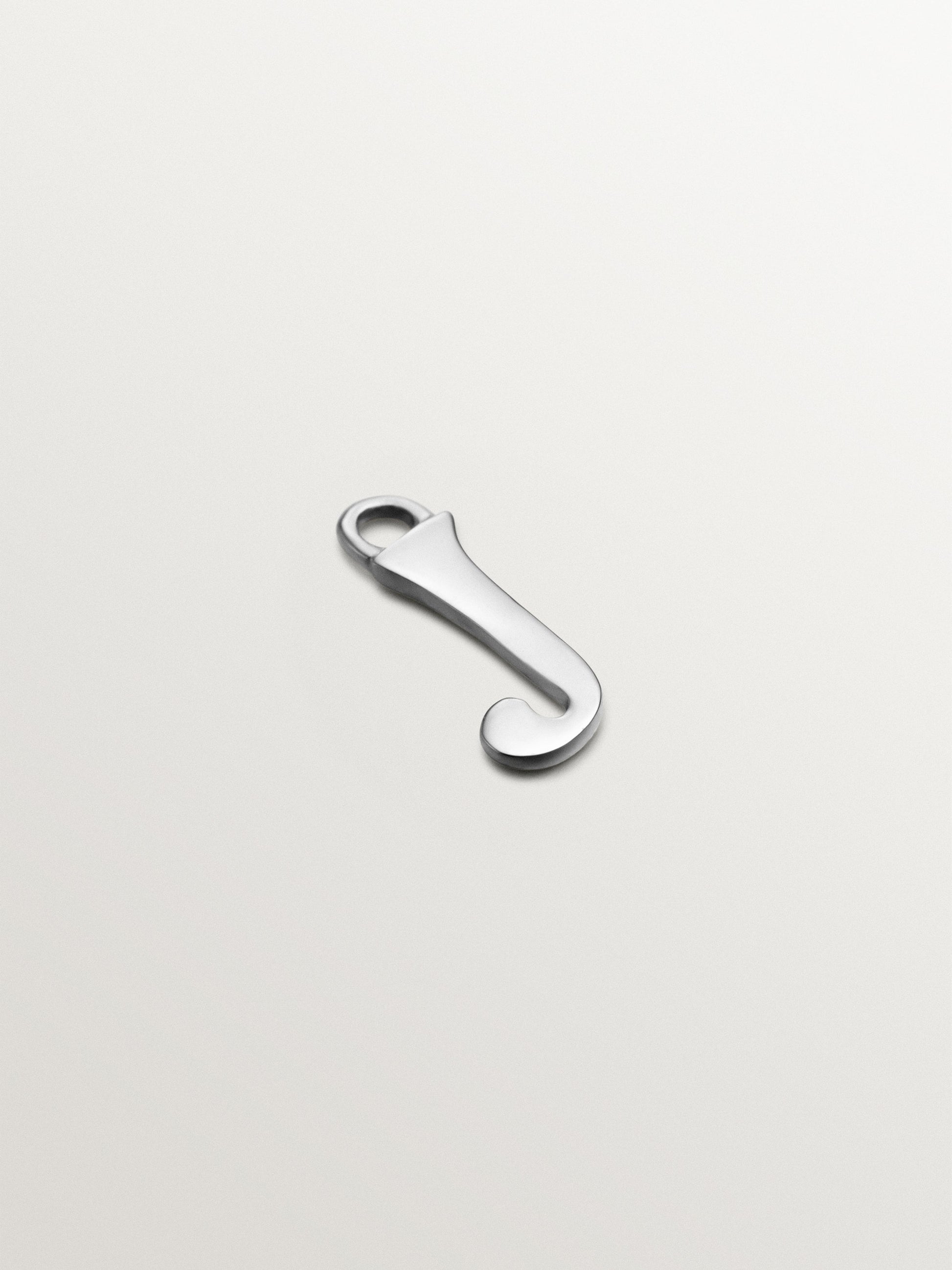 Charm de oro blanco de 14K con inicial J