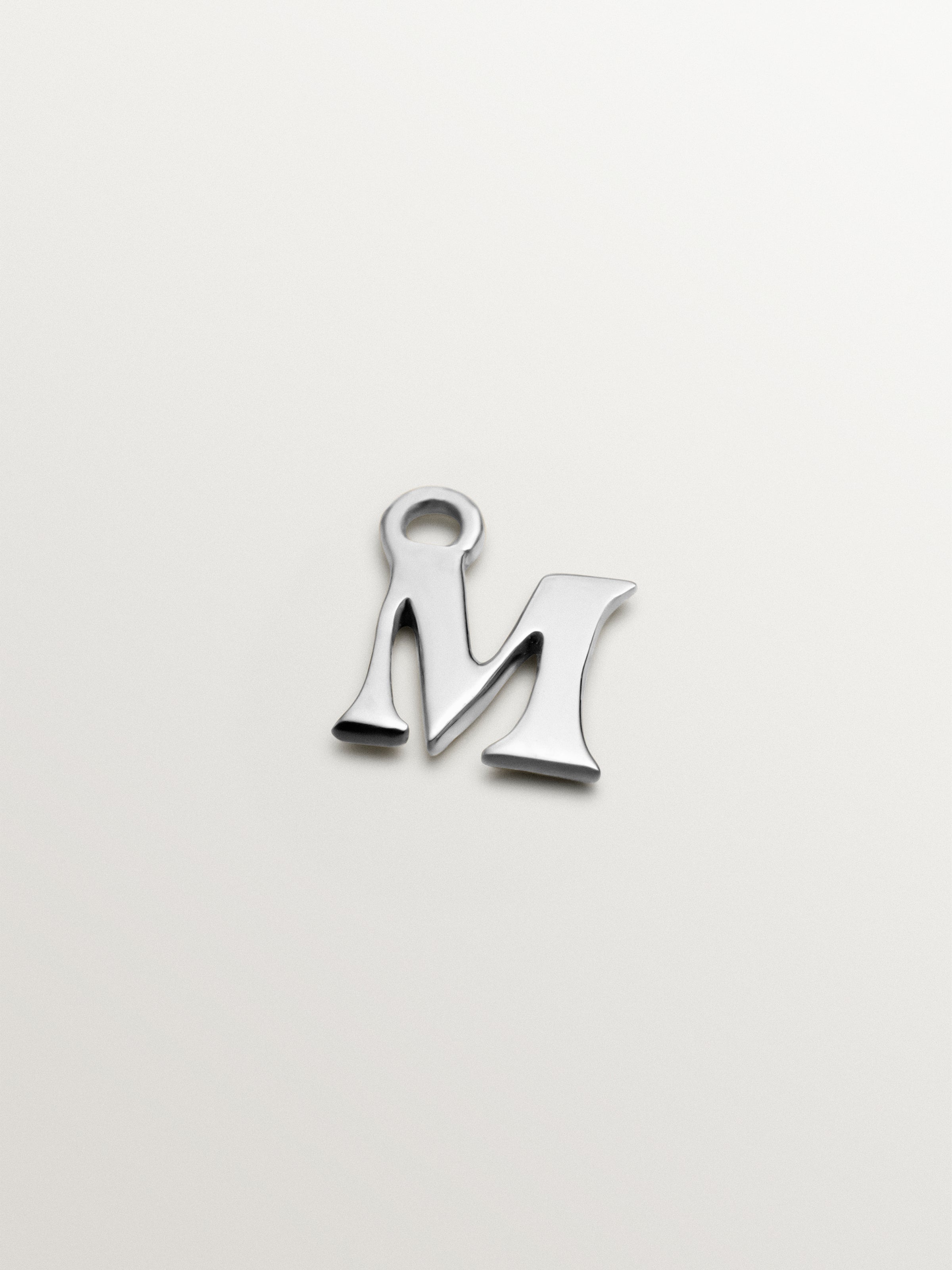 Charm de oro blanco de 14K con inicial M