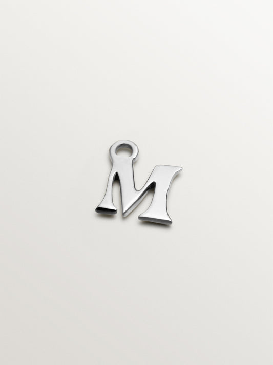 Charm de oro blanco de 14K con inicial M