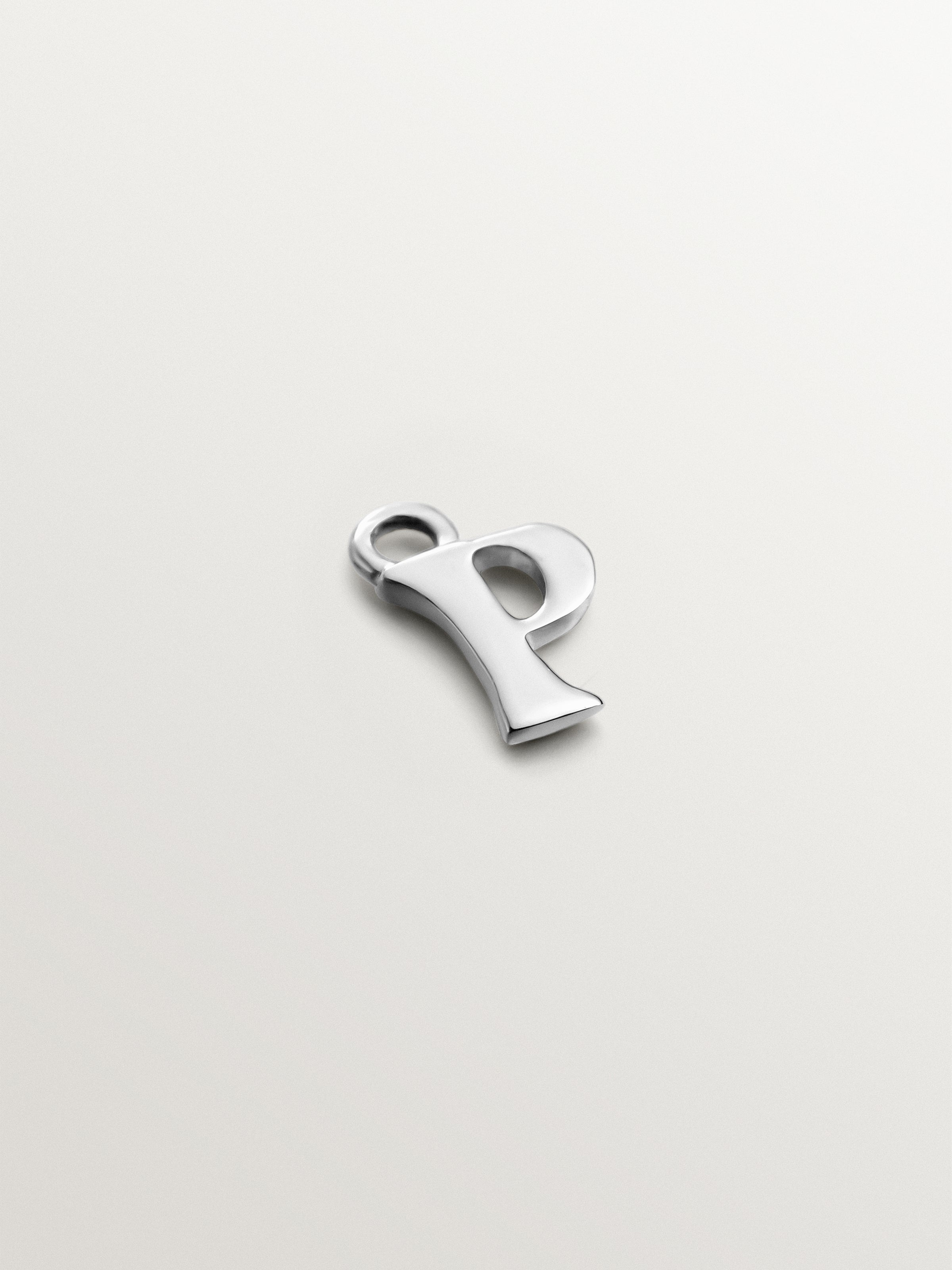 Charm de oro blanco de 14K con inicial P