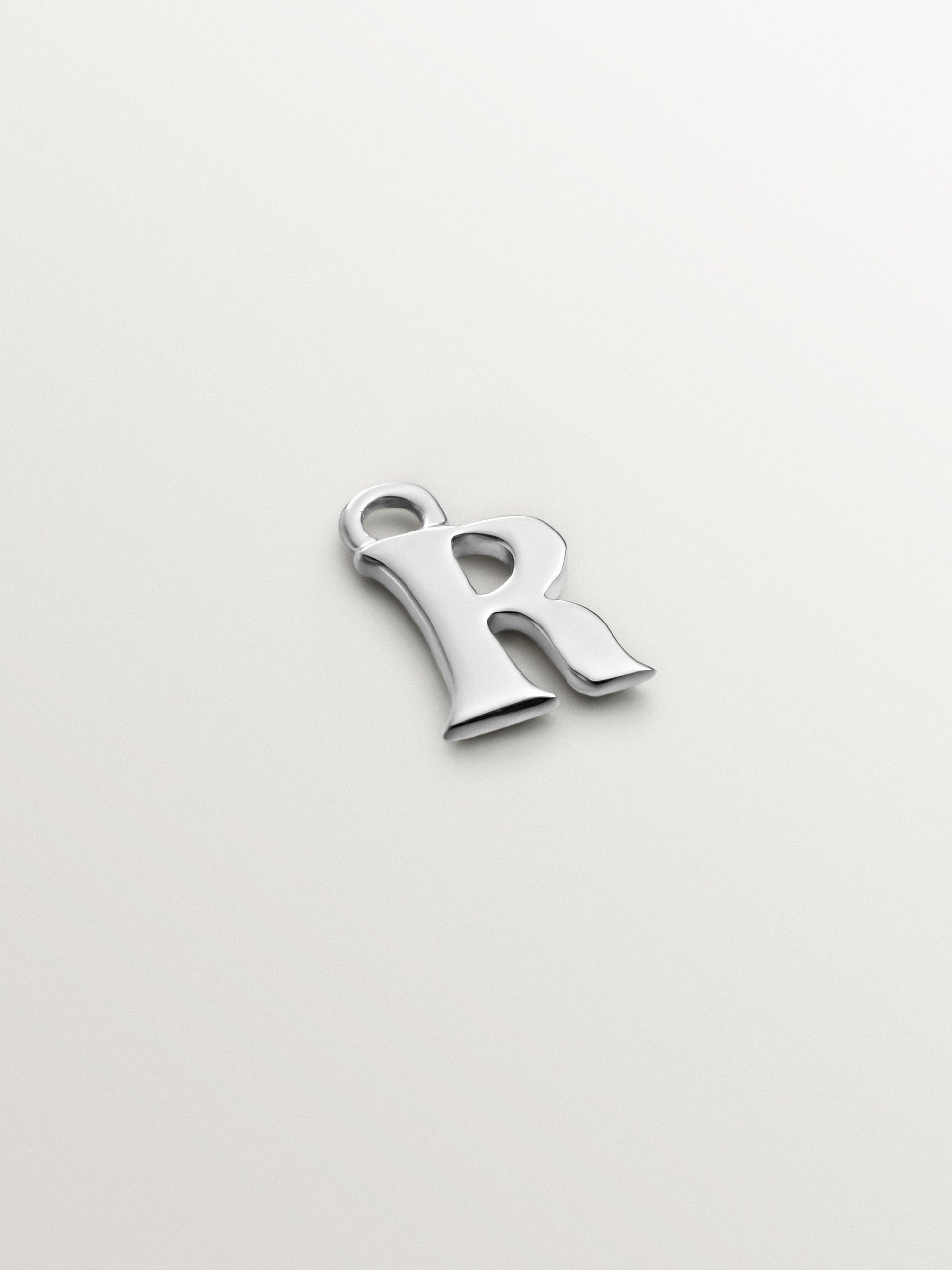 Charm de oro blanco de 14K con inicial R