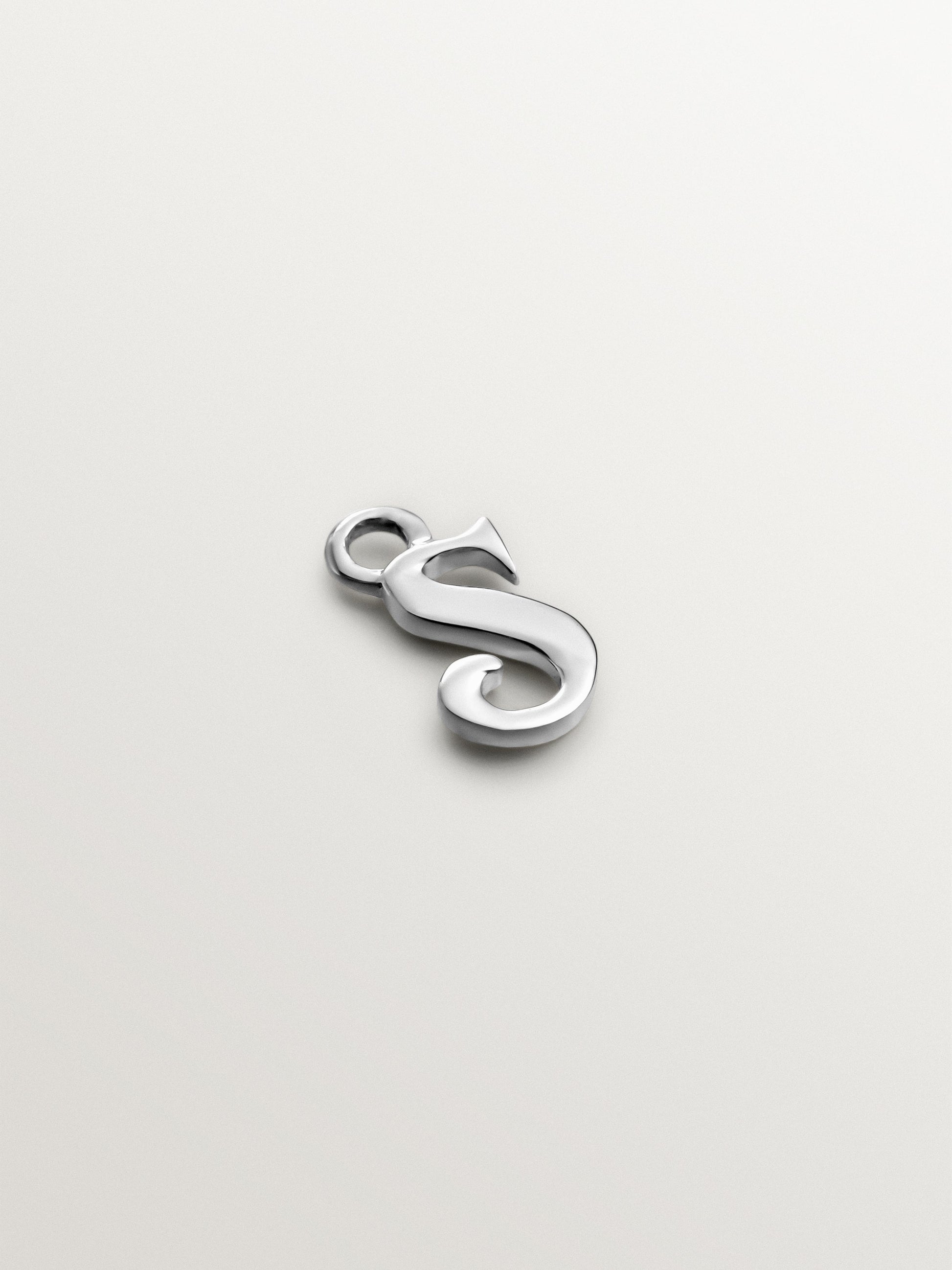 Charm de oro blanco de 14K con inicial S