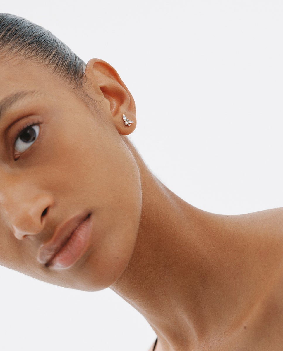 Piercing de oro amarillo de 18K con perla y zafiros blancos