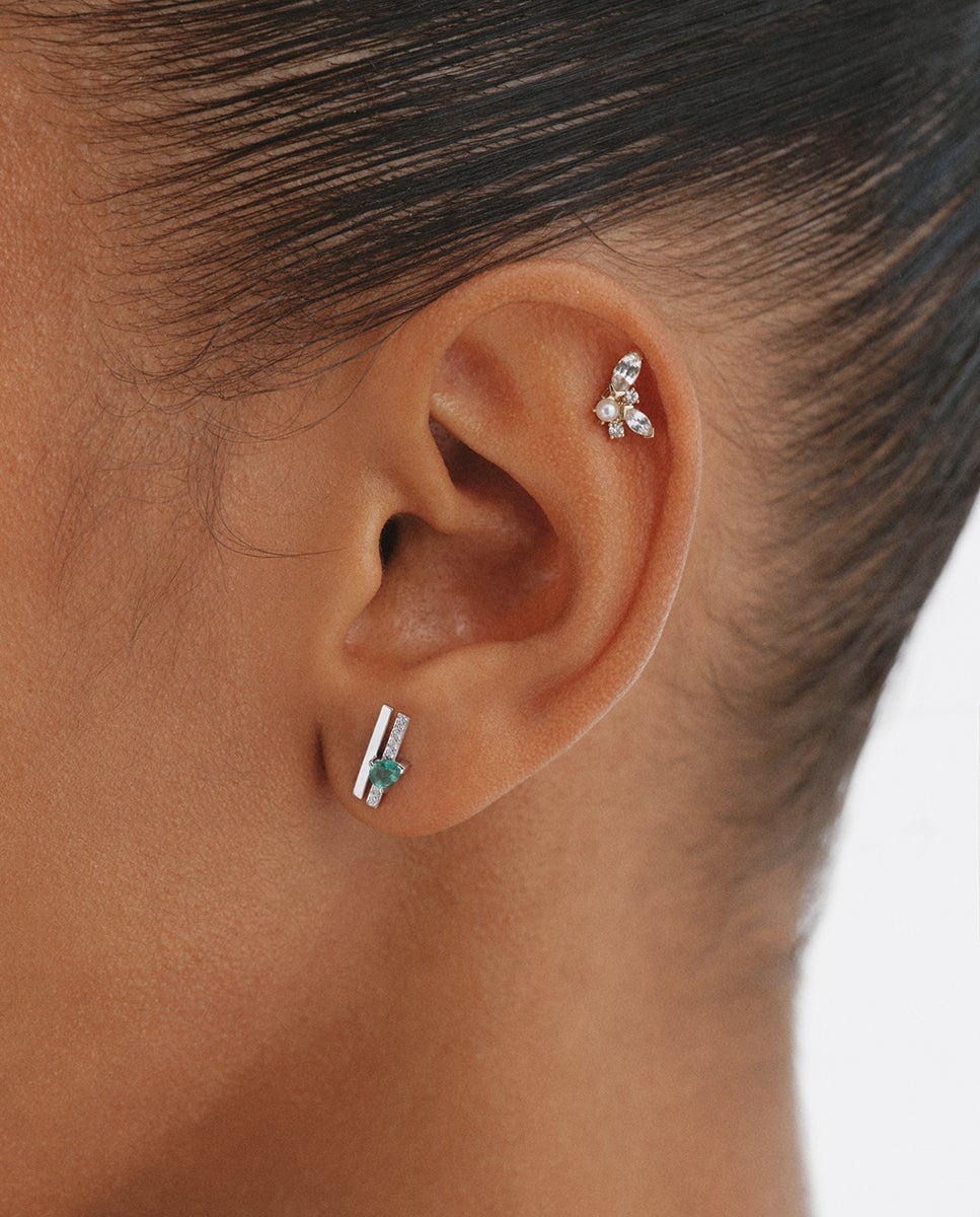 Piercing de oro amarillo de 18K con perla y zafiros blancos