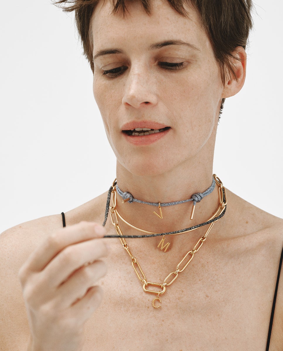 Charm de plata 925 bañada en oro amarillo de 18K con letra H y motivos de esferas