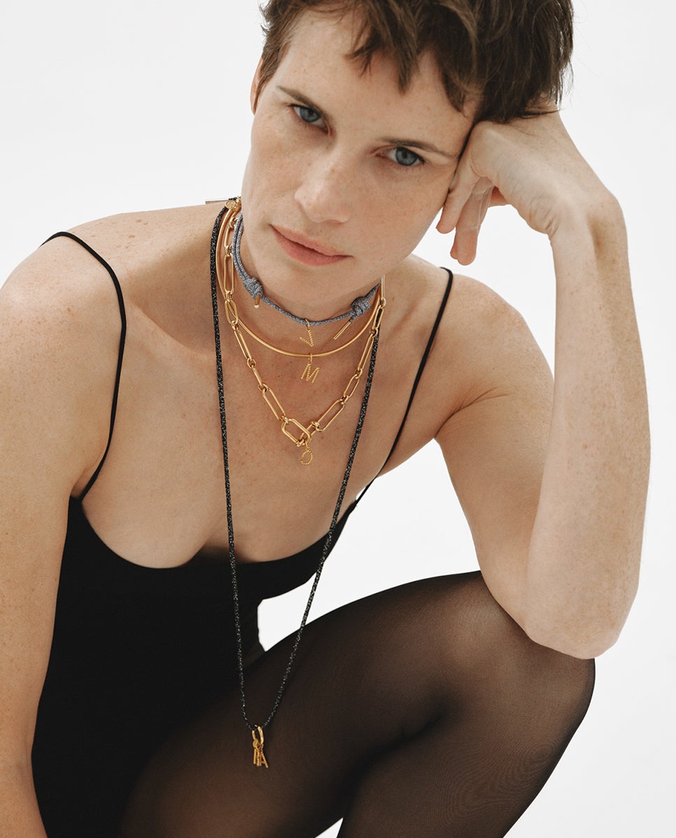 Charm de plata 925 bañada en oro amarillo de 18K con letra U y motivos de esferas