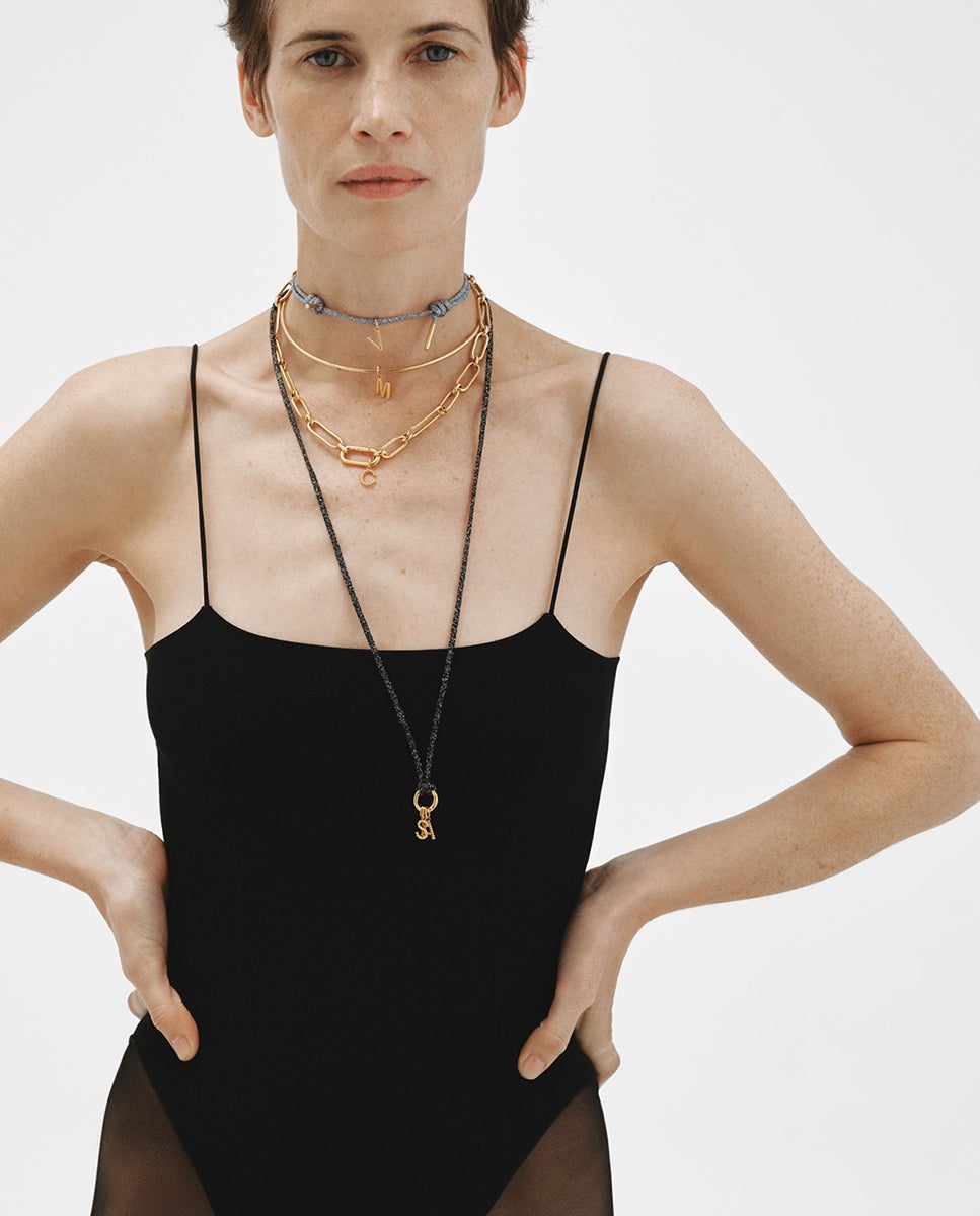 Charm de plata 925 bañada en oro amarillo de 18K con letra U y motivos de esferas