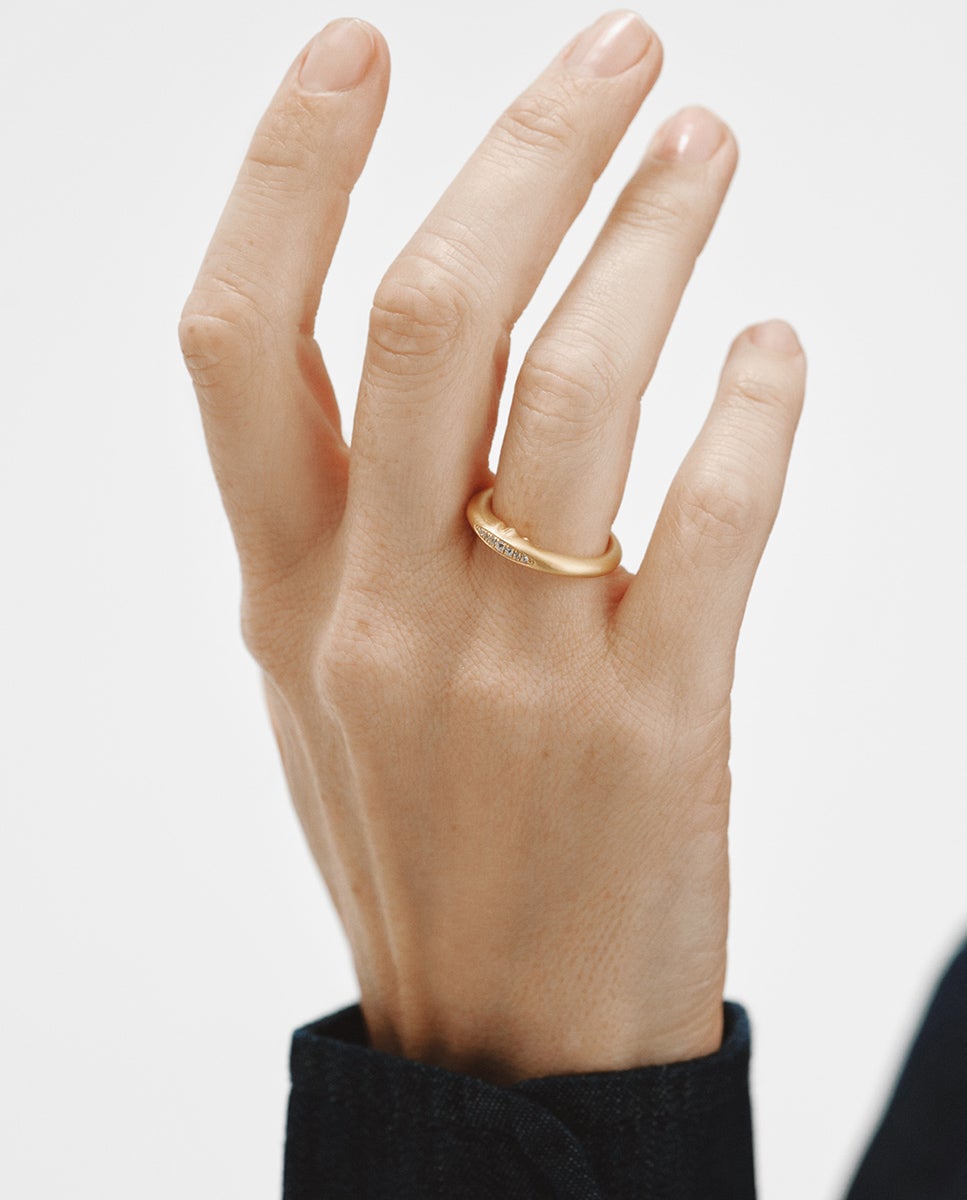 Anillo de plata 925 bañado en oro de 18K con topacios blancos y  forma de luna