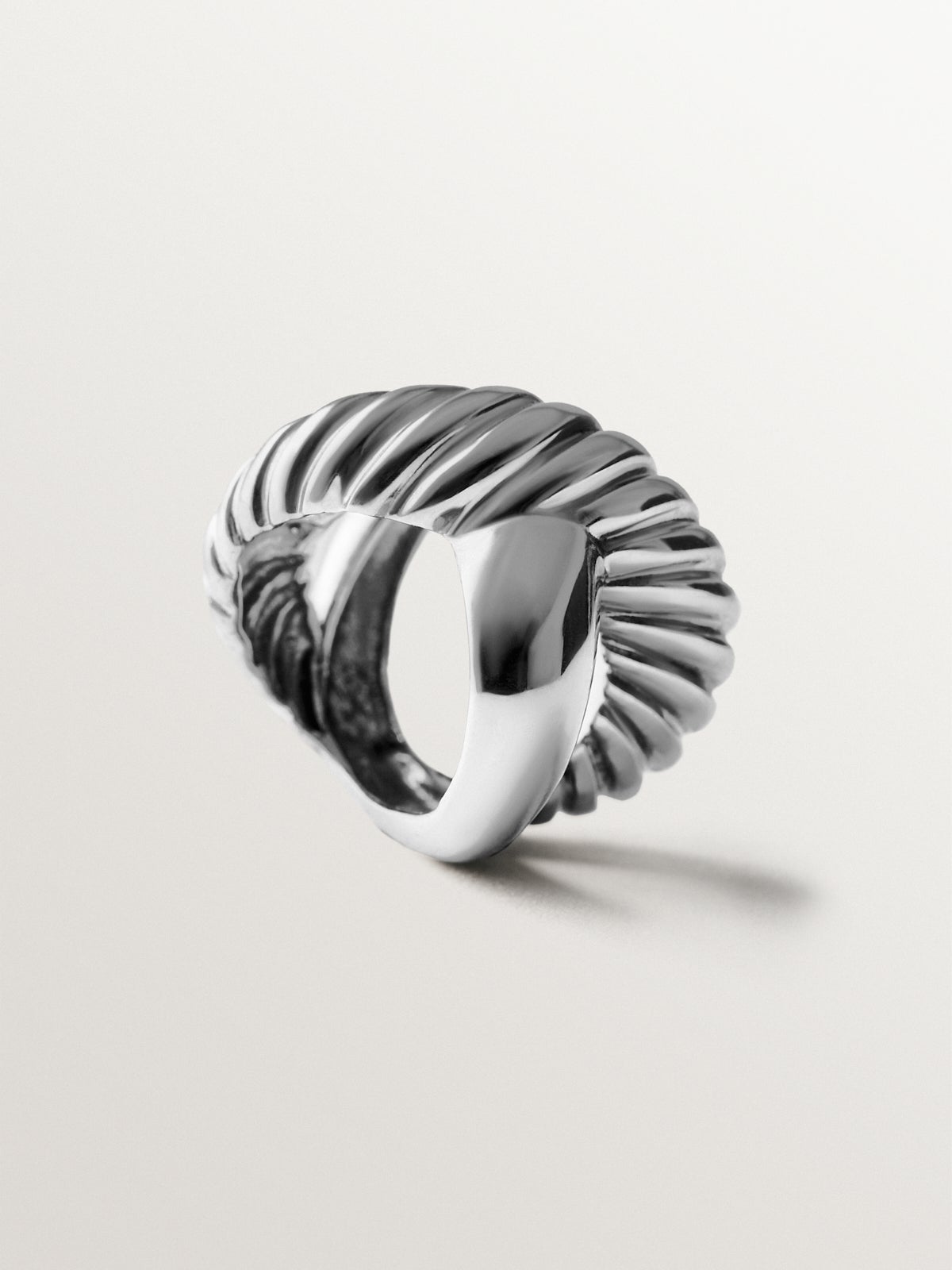 Anillo de cruz lisa y galón de plata