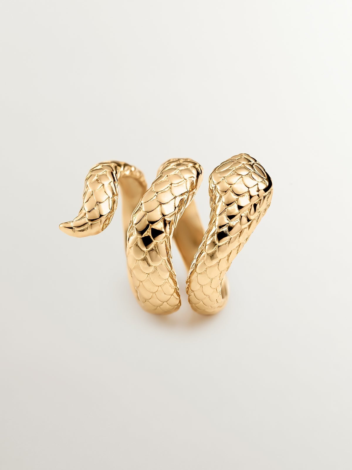 Anillo ancho de plata 925 bañada en oro amarillo de 18K con forma de serpiente